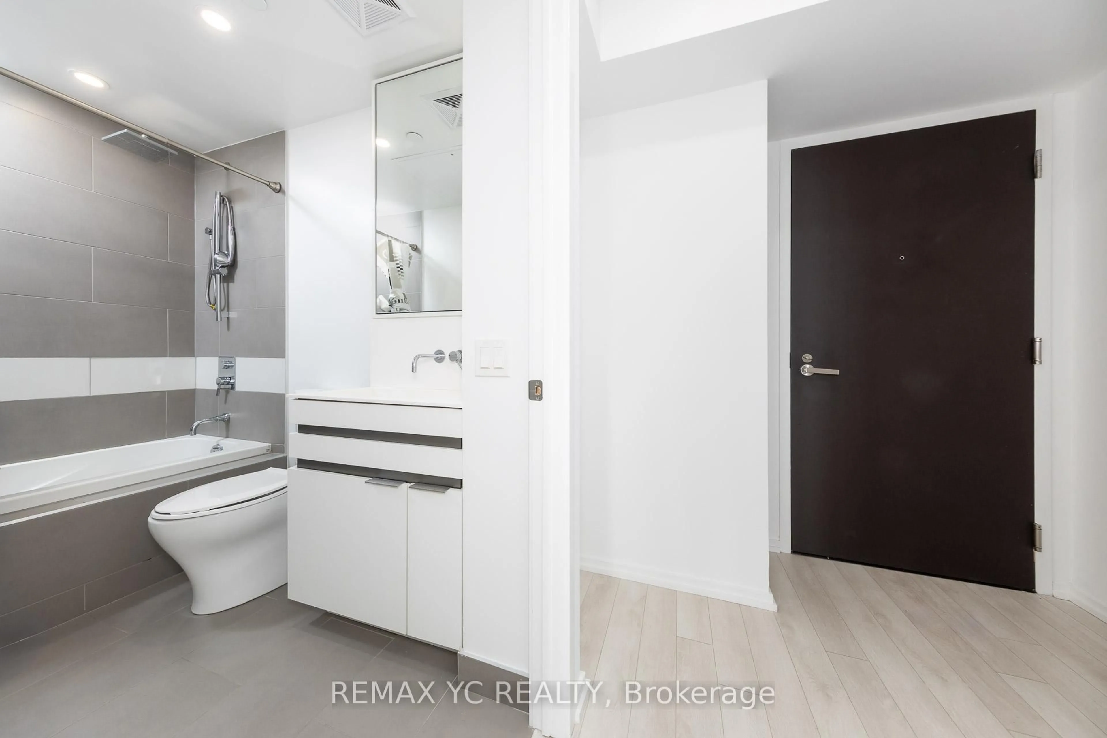 Standard bathroom, unknown for 197 Yonge St #5104, Toronto Ontario M5B 1M4