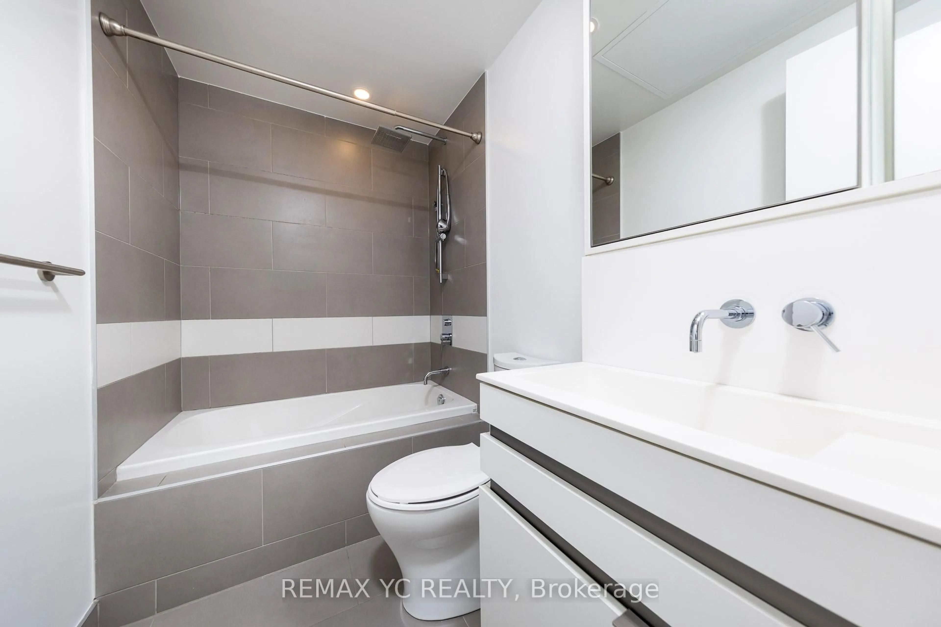 Standard bathroom, ceramic/tile floor for 197 Yonge St #5104, Toronto Ontario M5B 1M4