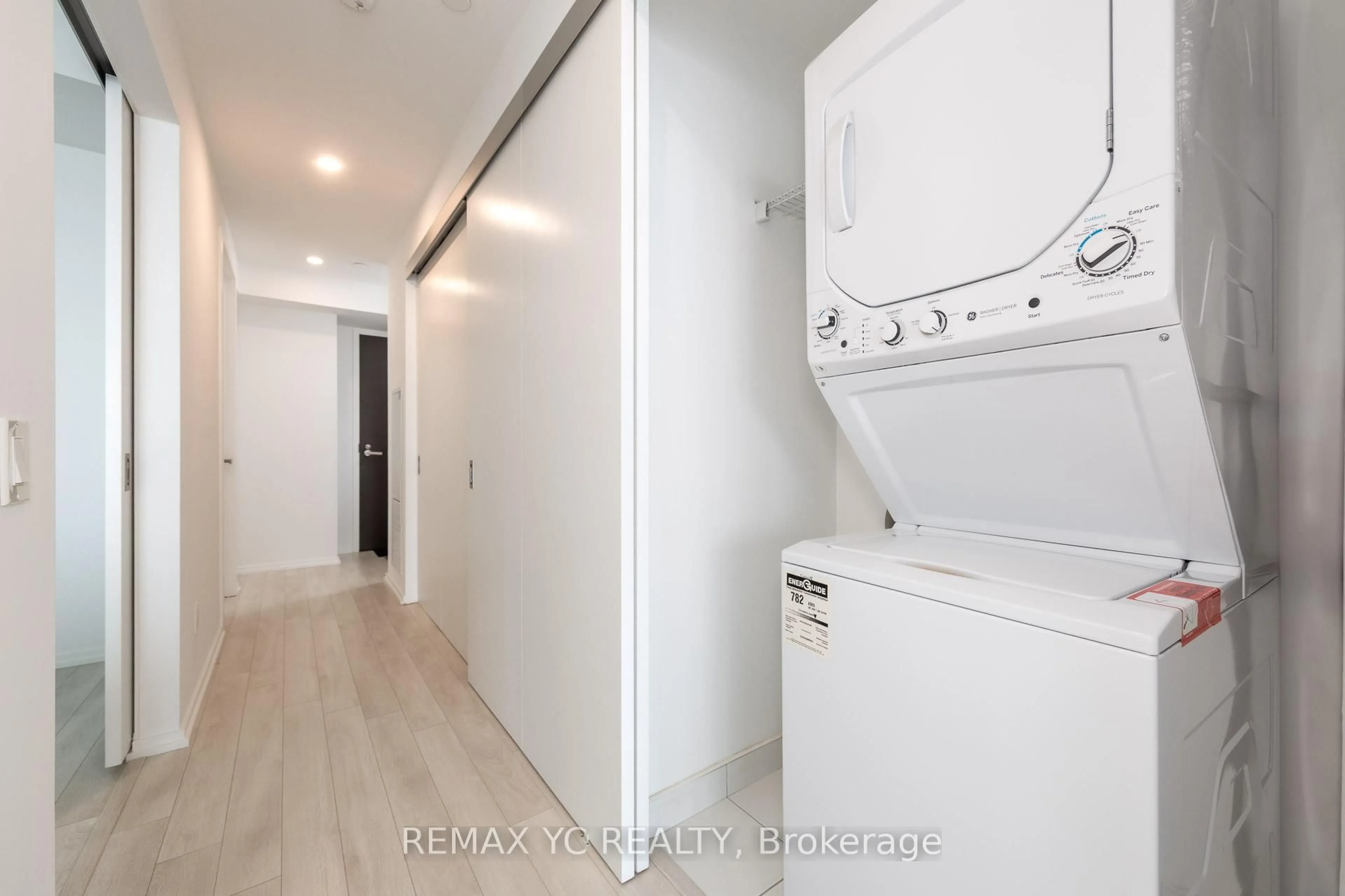 Laundry room for 197 Yonge St #5104, Toronto Ontario M5B 1M4