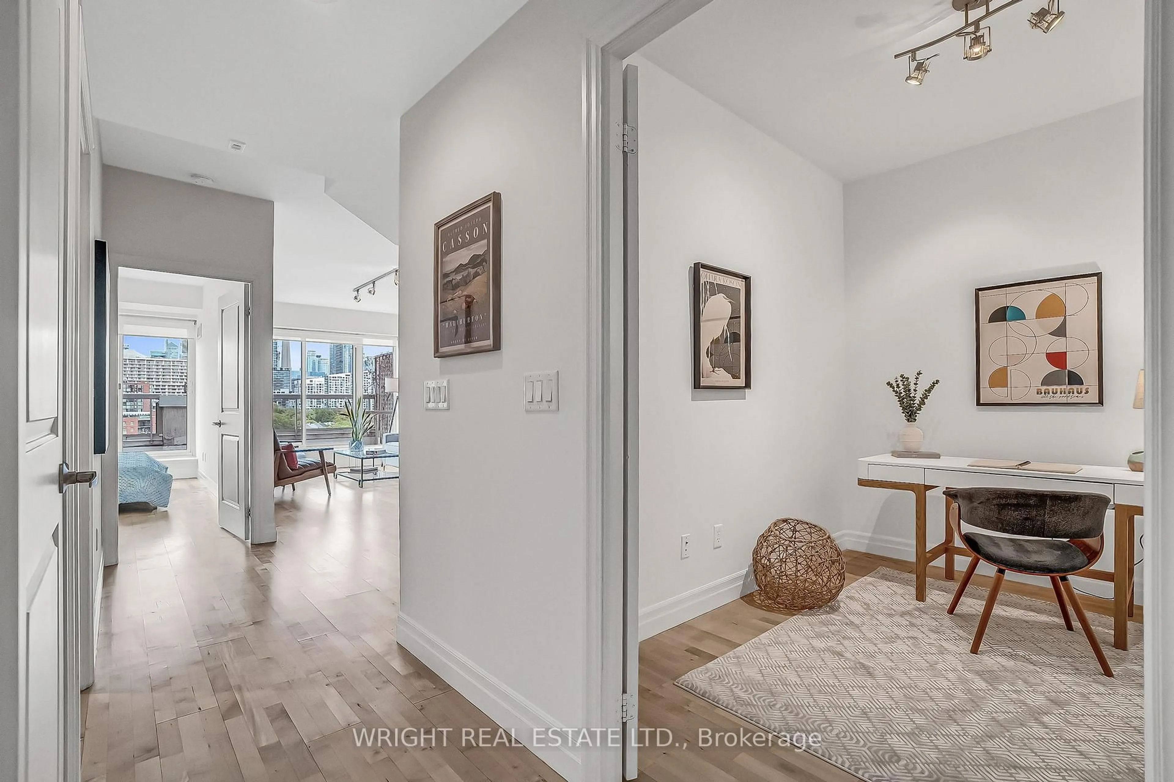 Indoor entryway for 15 Stafford St #LPH 15, Toronto Ontario M5V 3X6
