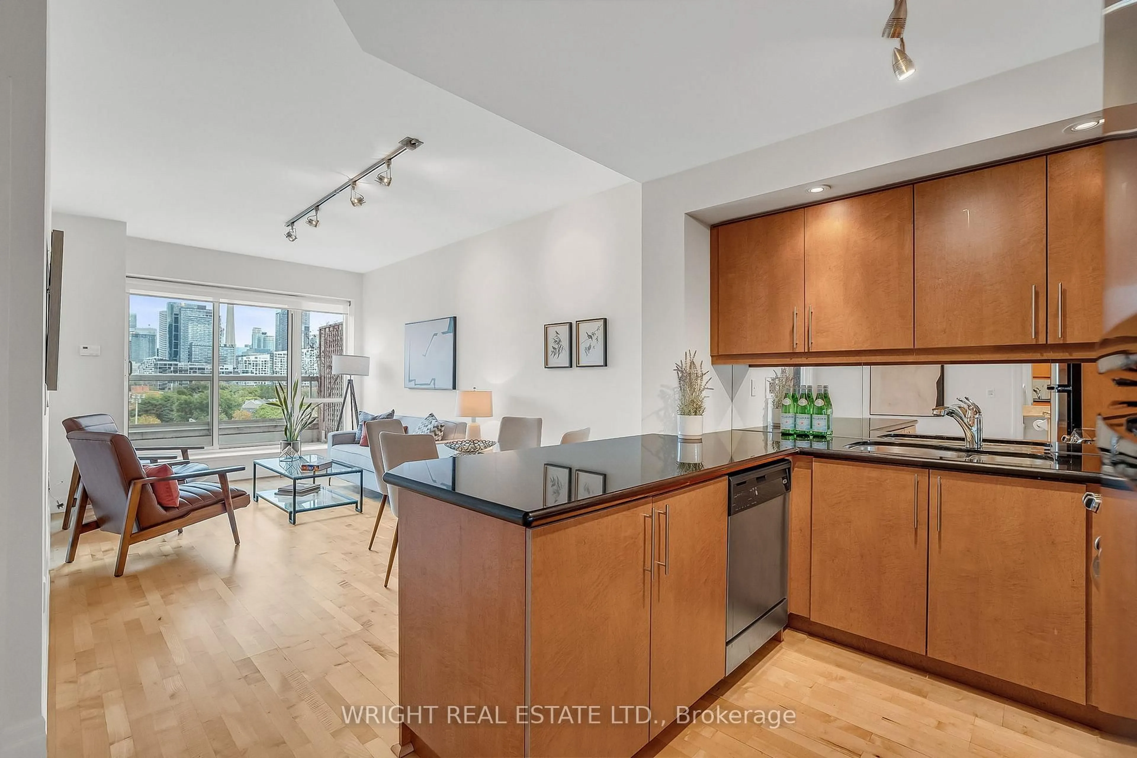 Open concept kitchen, unknown for 15 Stafford St #LPH 15, Toronto Ontario M5V 3X6