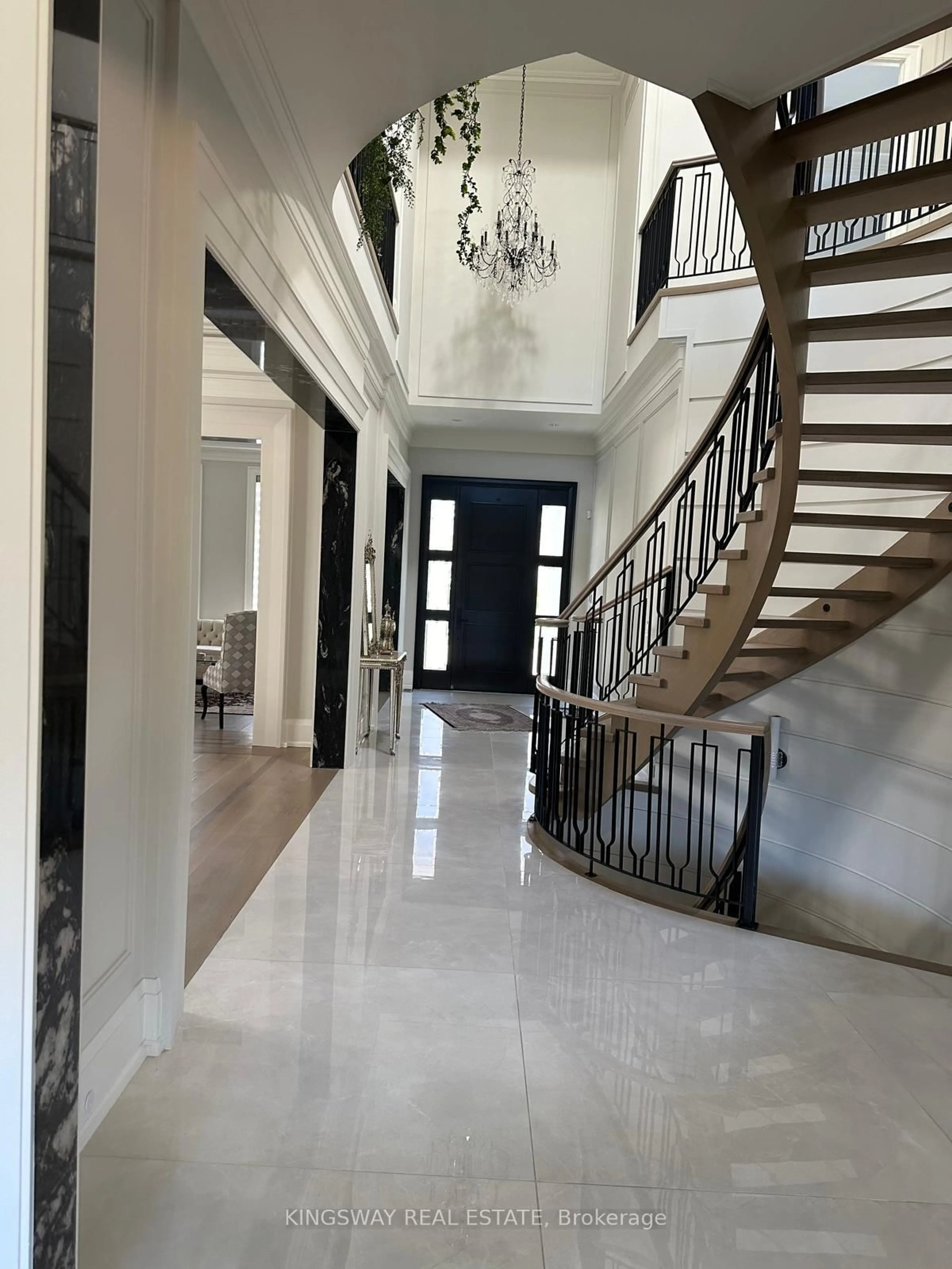 Indoor foyer for 319 Betty Ann Dr, Toronto Ontario M2R 1B4