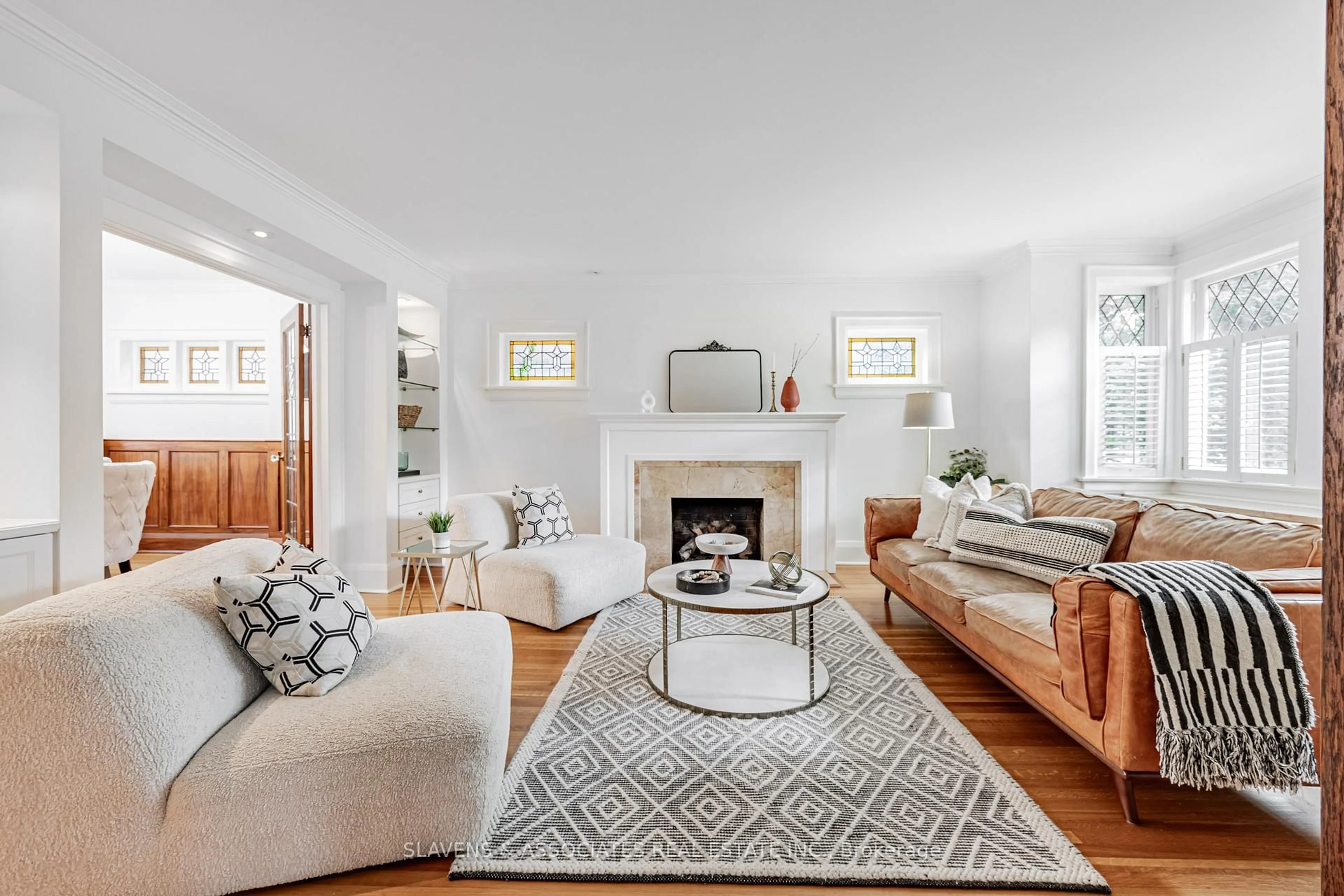 Living room with furniture, unknown for 450 Briar Hill Ave, Toronto Ontario M5N 1M7