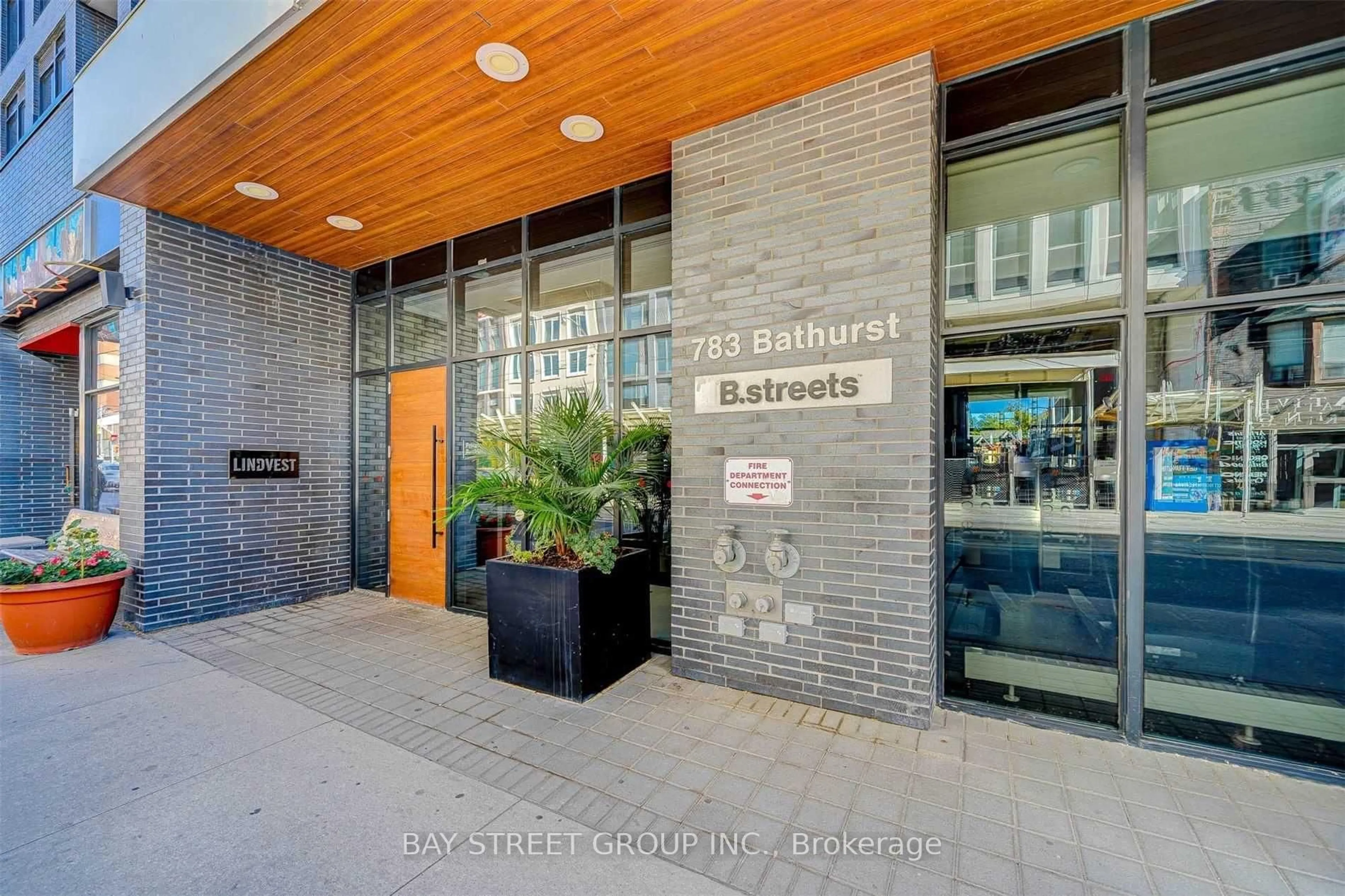 Indoor entryway for 783 Bathurst St #812, Toronto Ontario M5S 0A8