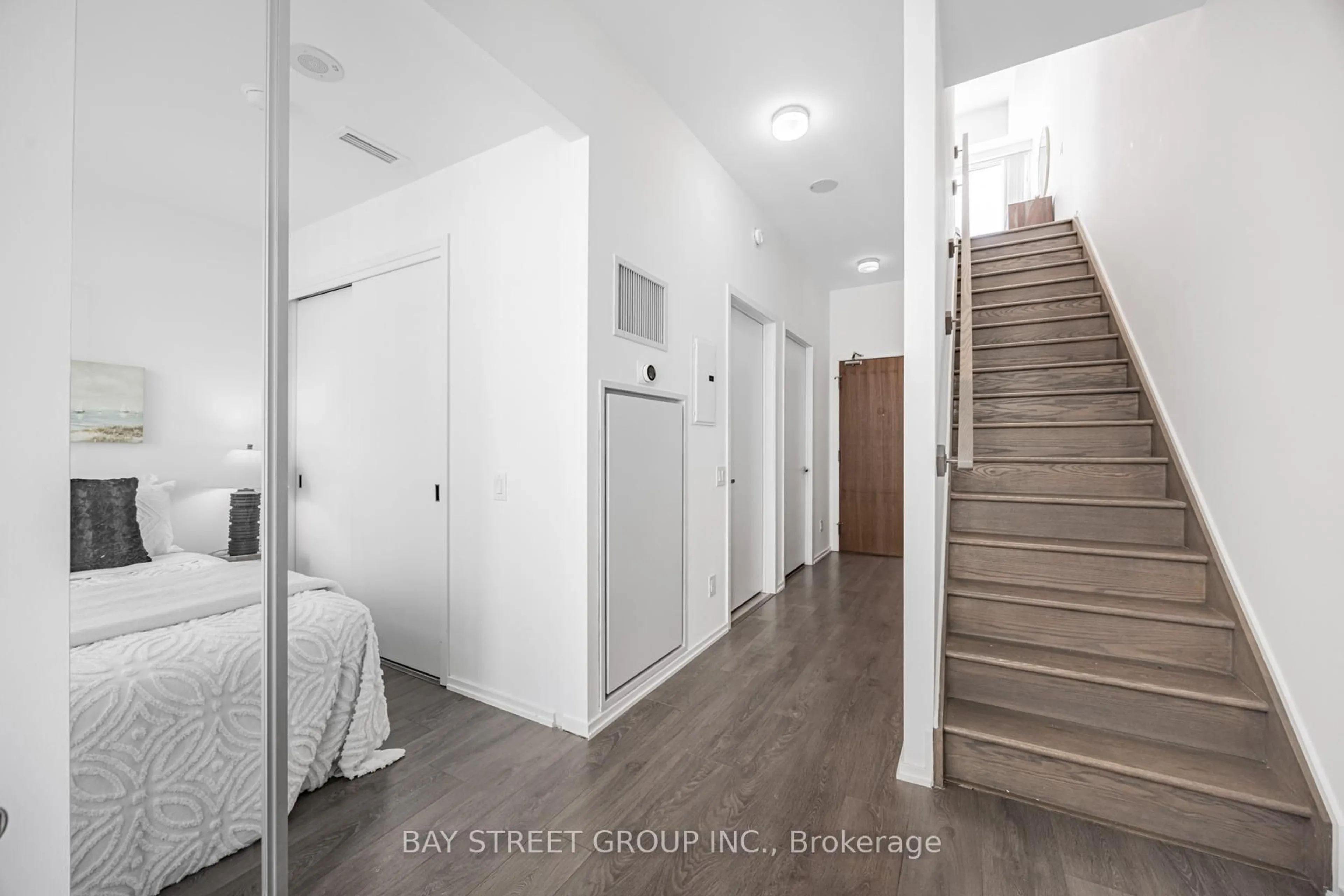 Indoor entryway for 783 Bathurst St #812, Toronto Ontario M5S 0A8