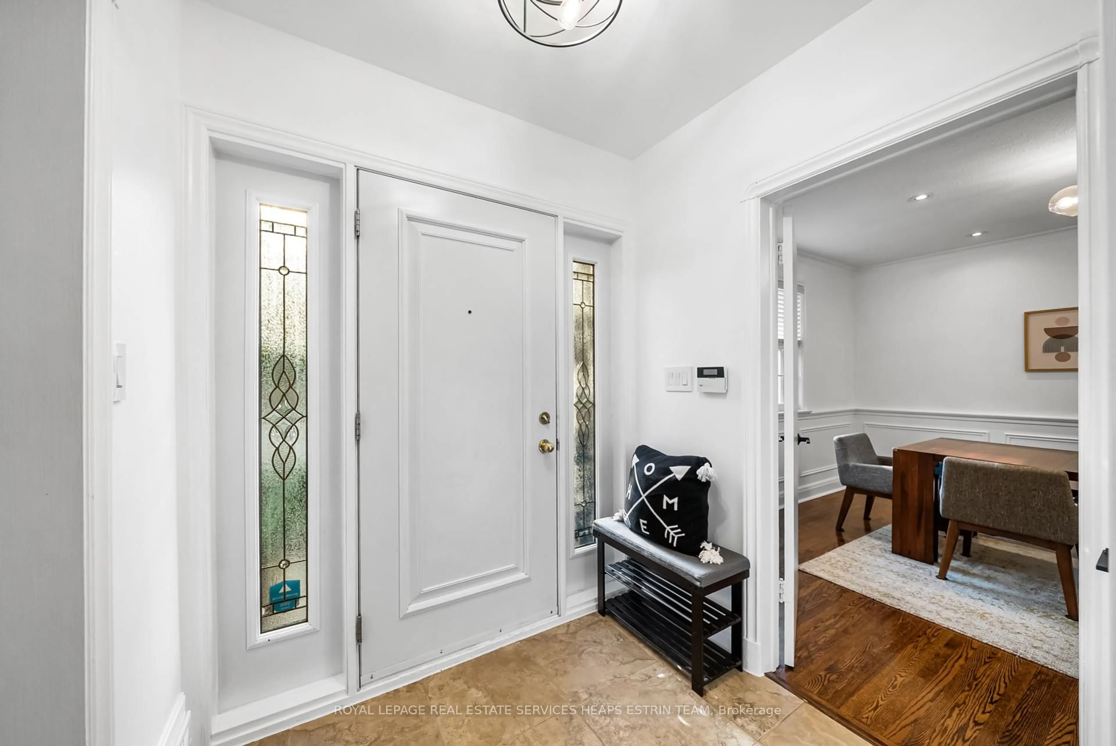 Indoor entryway for 212 York Mills Rd, Toronto Ontario M2L 1L1
