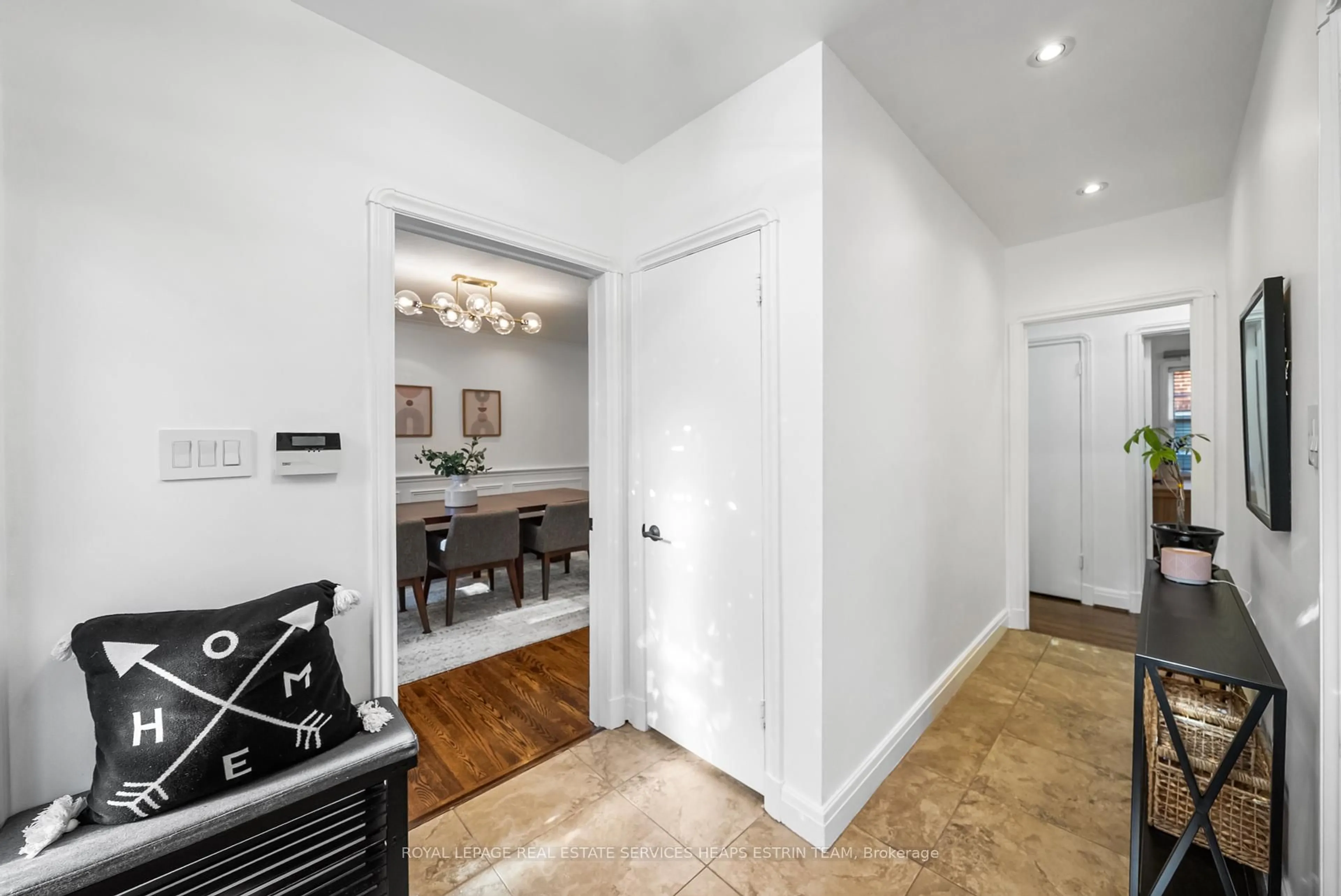 Indoor entryway for 212 York Mills Rd, Toronto Ontario M2L 1L1