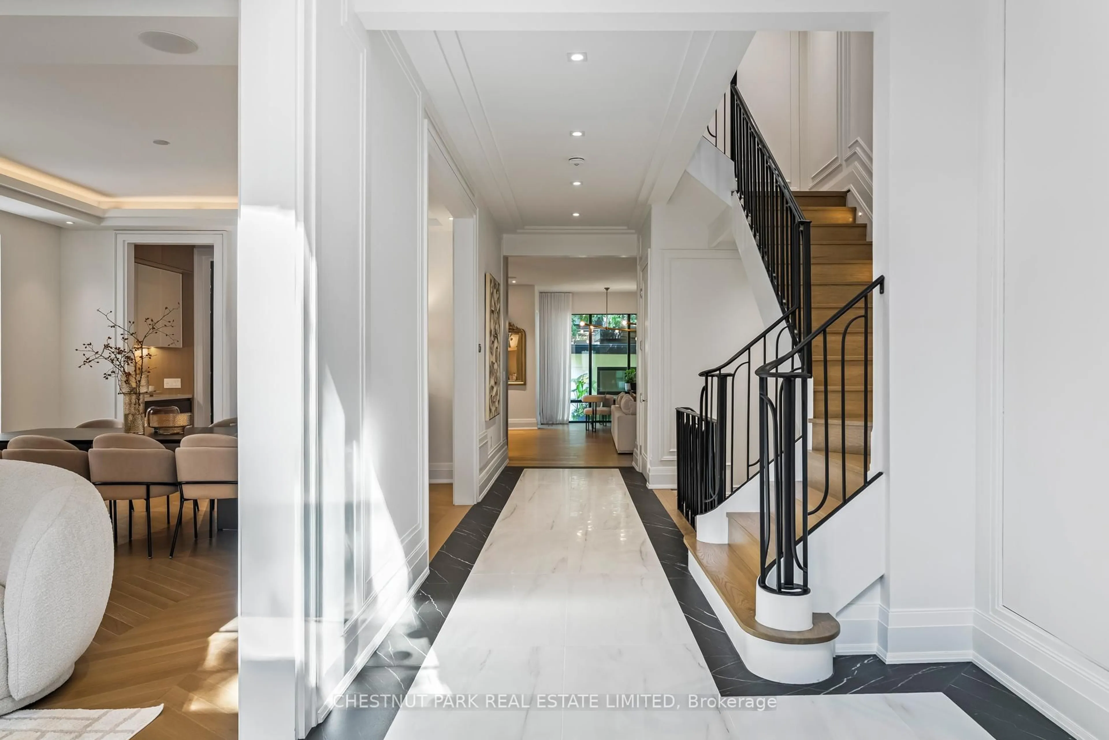 Indoor foyer for 80 Lynwood Ave, Toronto Ontario M4V 1K4