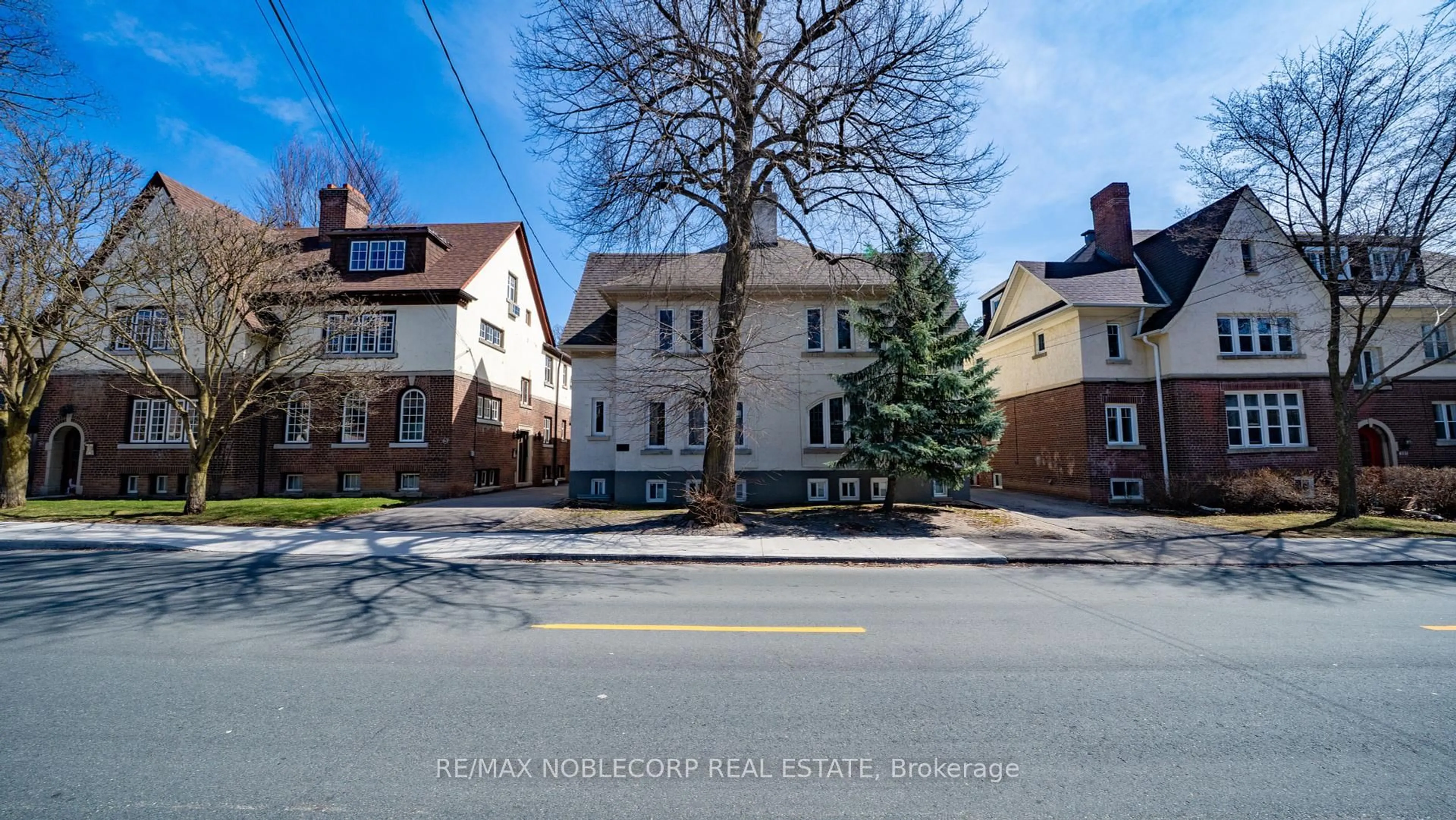 A pic from outside/outdoor area/front of a property/back of a property/a pic from drone, street for 809-811 Duplex Ave, Toronto Ontario M4R 1W6