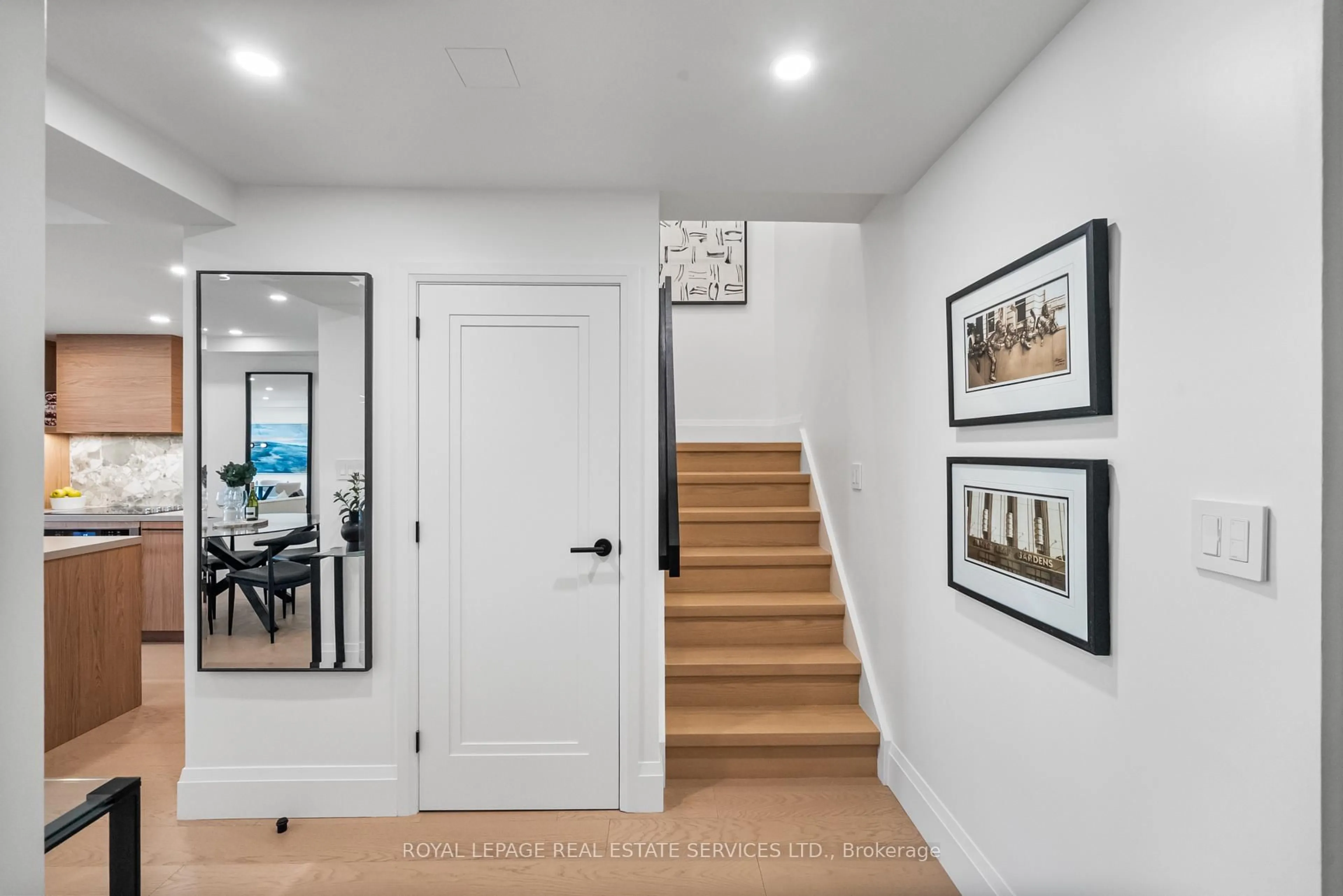 Indoor entryway for 349 St.Clair Ave #402, Toronto Ontario M5P 1M3