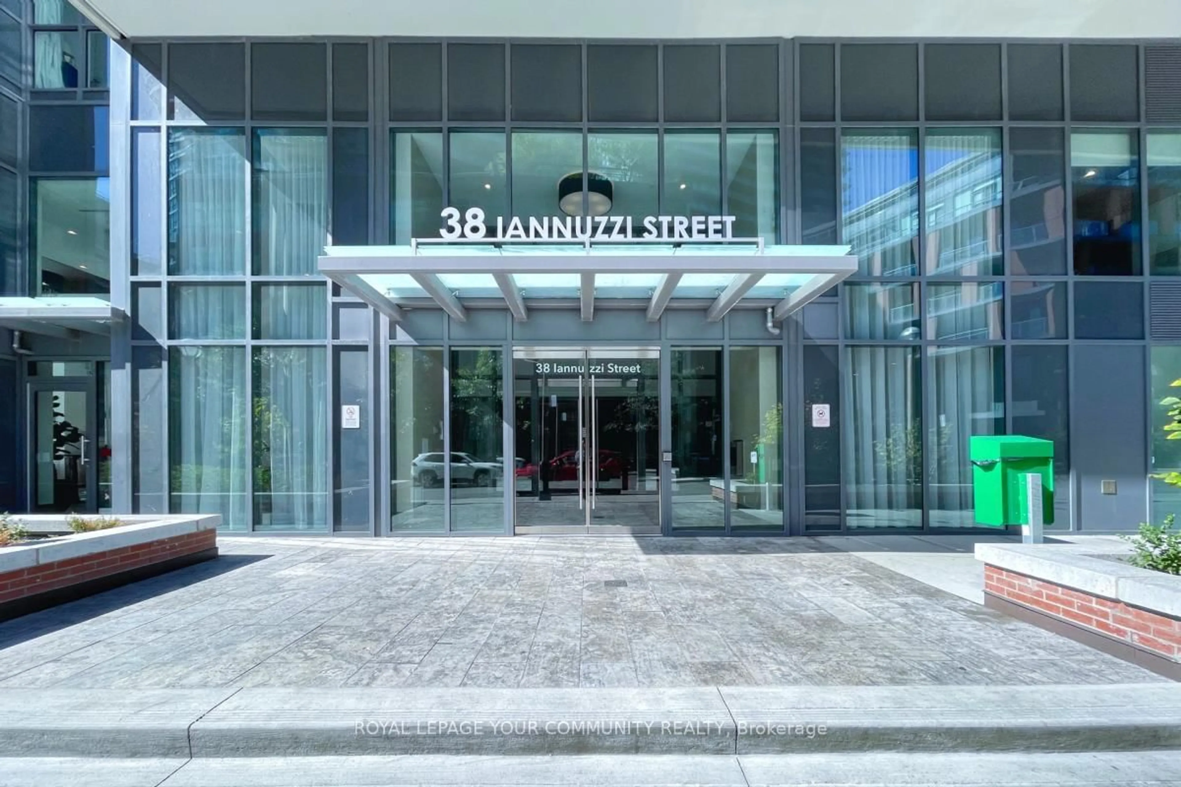 Indoor foyer for 38 Iannuzzi St #1706, Toronto Ontario M5V 0S2