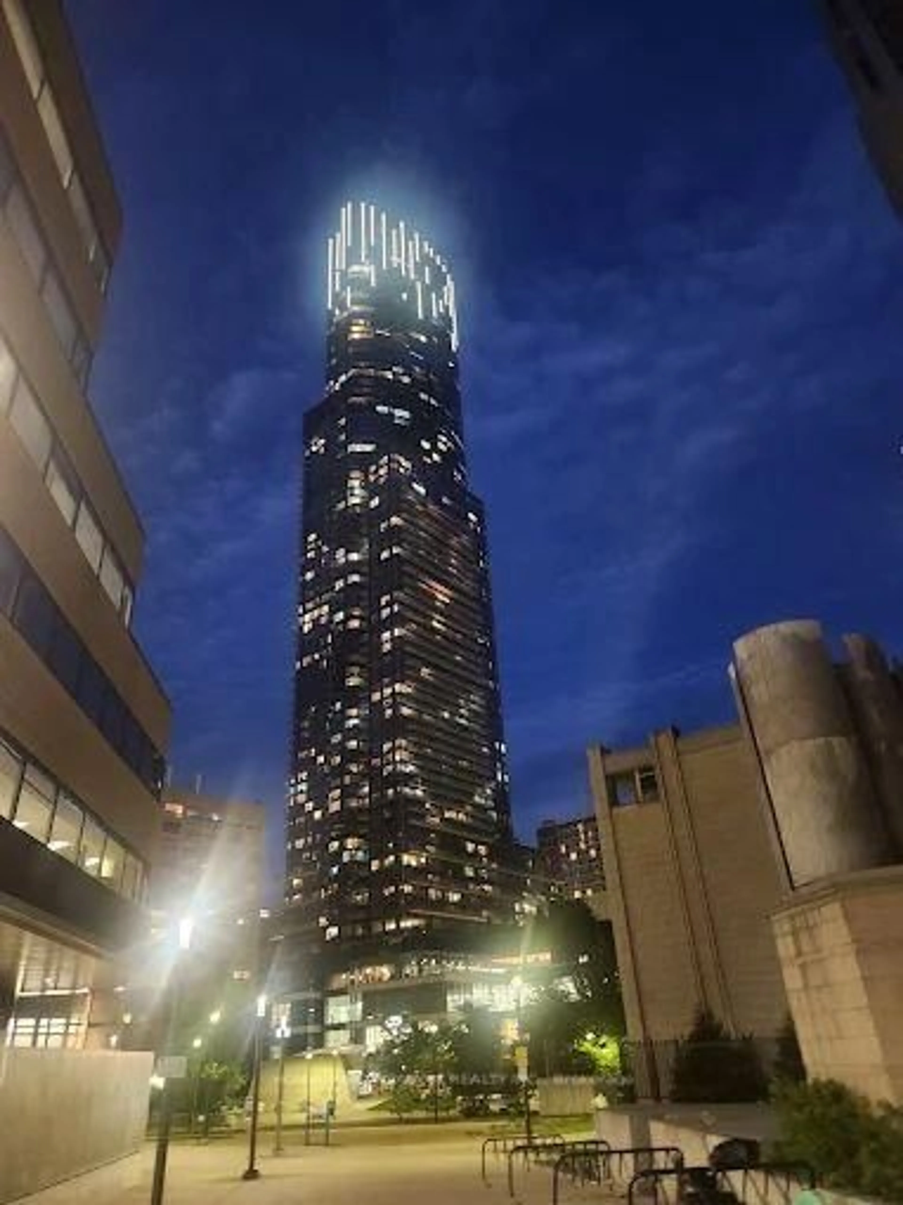 Blurry image for 386 Yonge St #1708, Toronto Ontario M5B 0A5