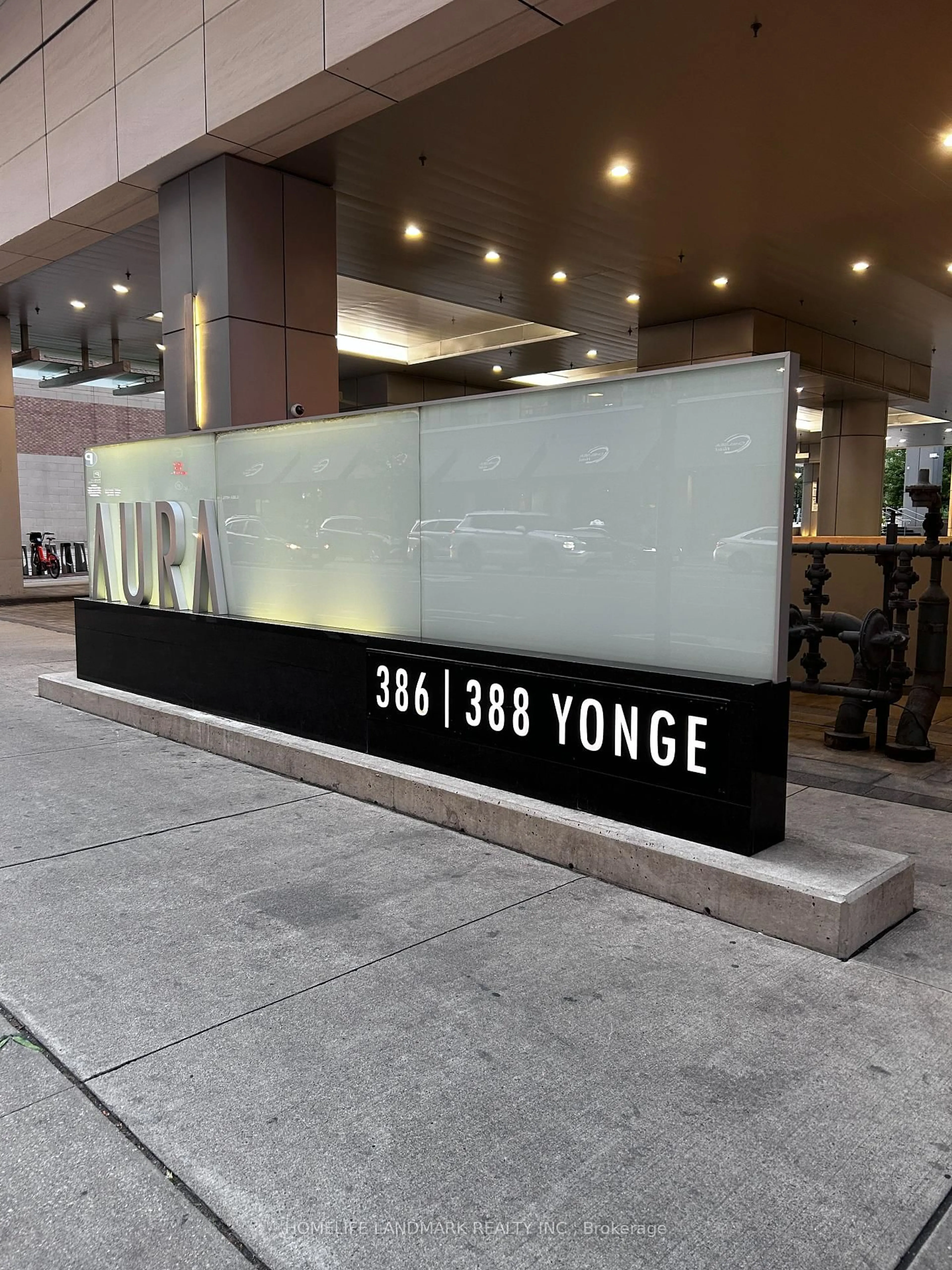 Indoor foyer for 386 Yonge St #1708, Toronto Ontario M5B 0A5