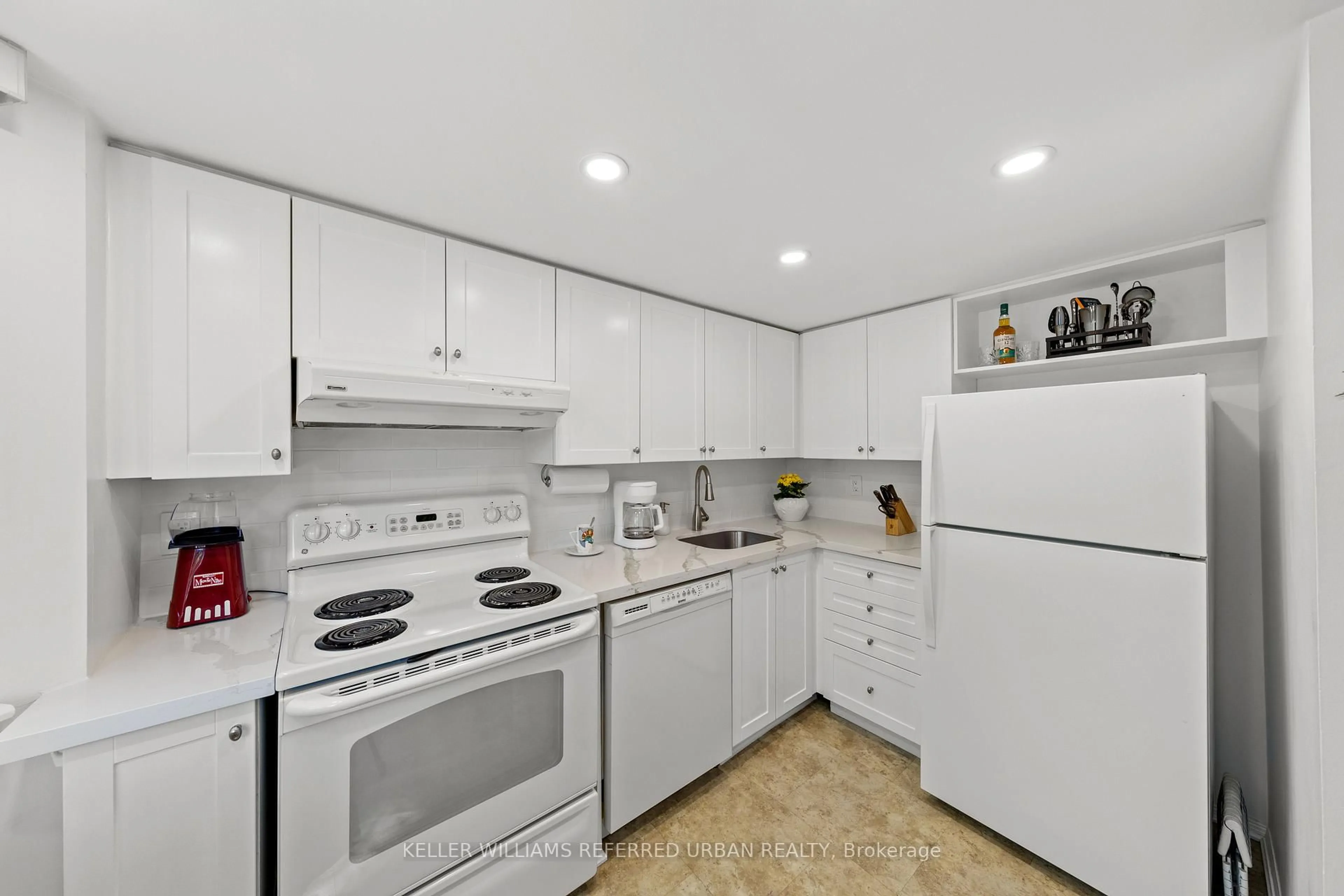 Standard kitchen, unknown for 574 Wellington St #618, Toronto Ontario M5V 2X5