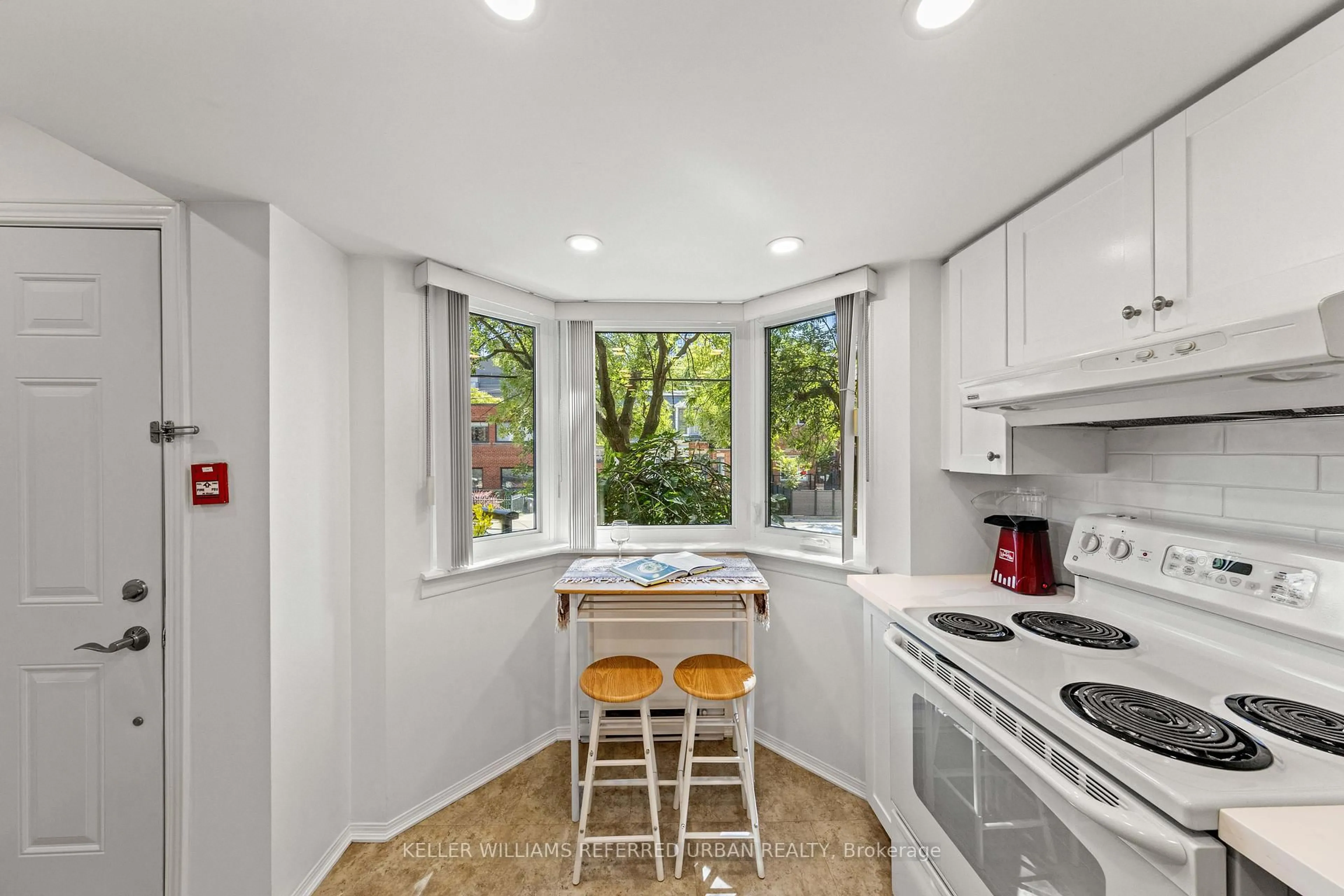 Standard kitchen, ceramic/tile floor for 574 Wellington St #618, Toronto Ontario M5V 2X5