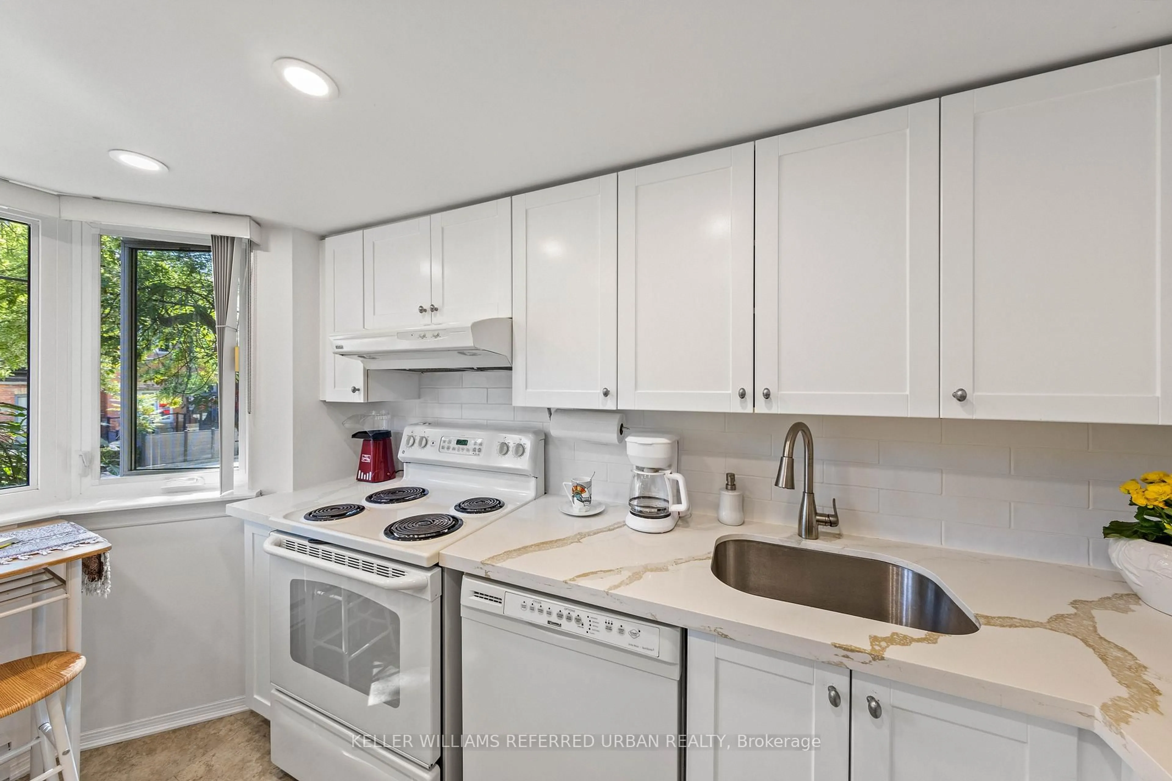 Standard kitchen, ceramic/tile floor for 574 Wellington St #618, Toronto Ontario M5V 2X5