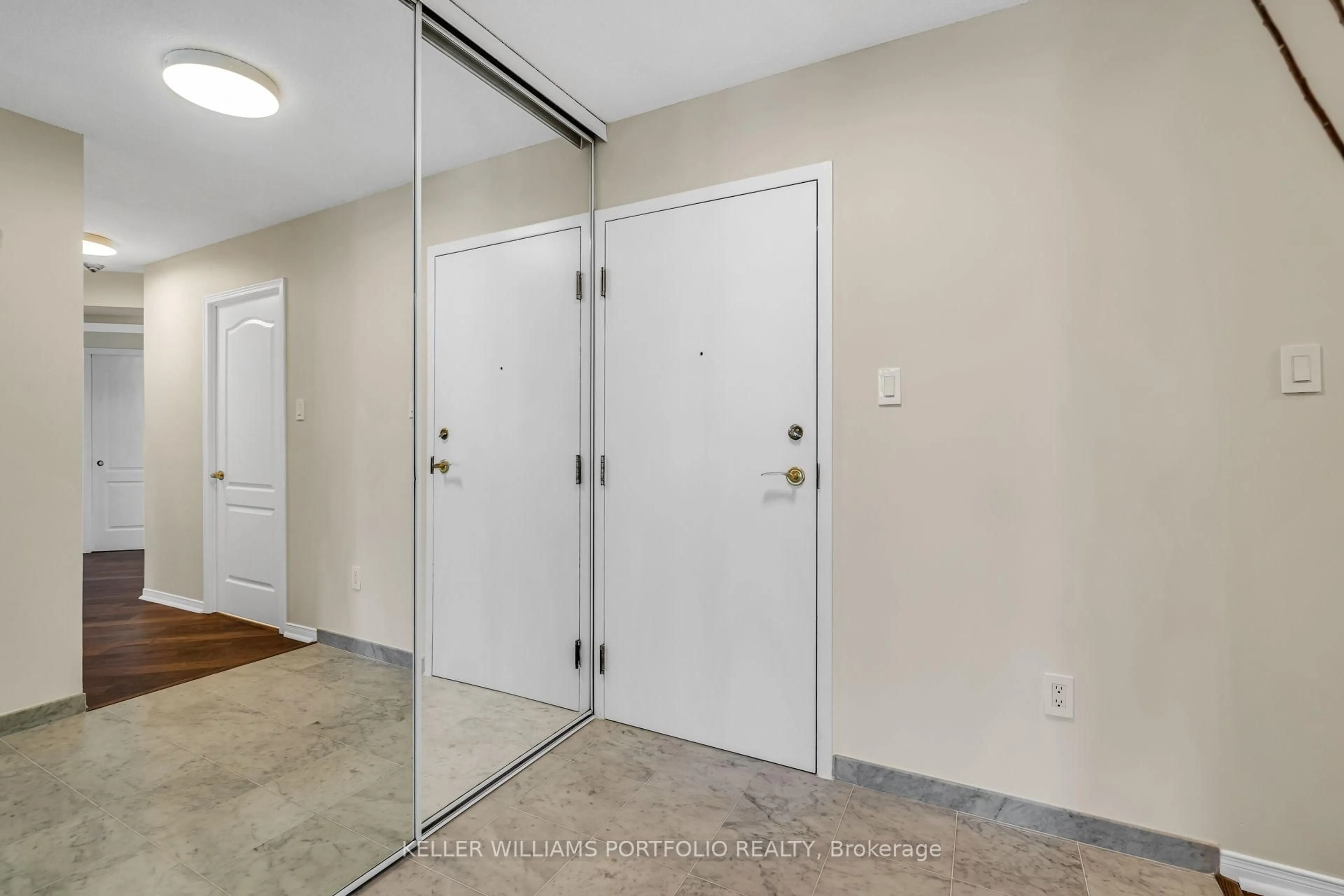Indoor entryway for 10 Tichester Rd #805, Toronto Ontario M5P 3M4