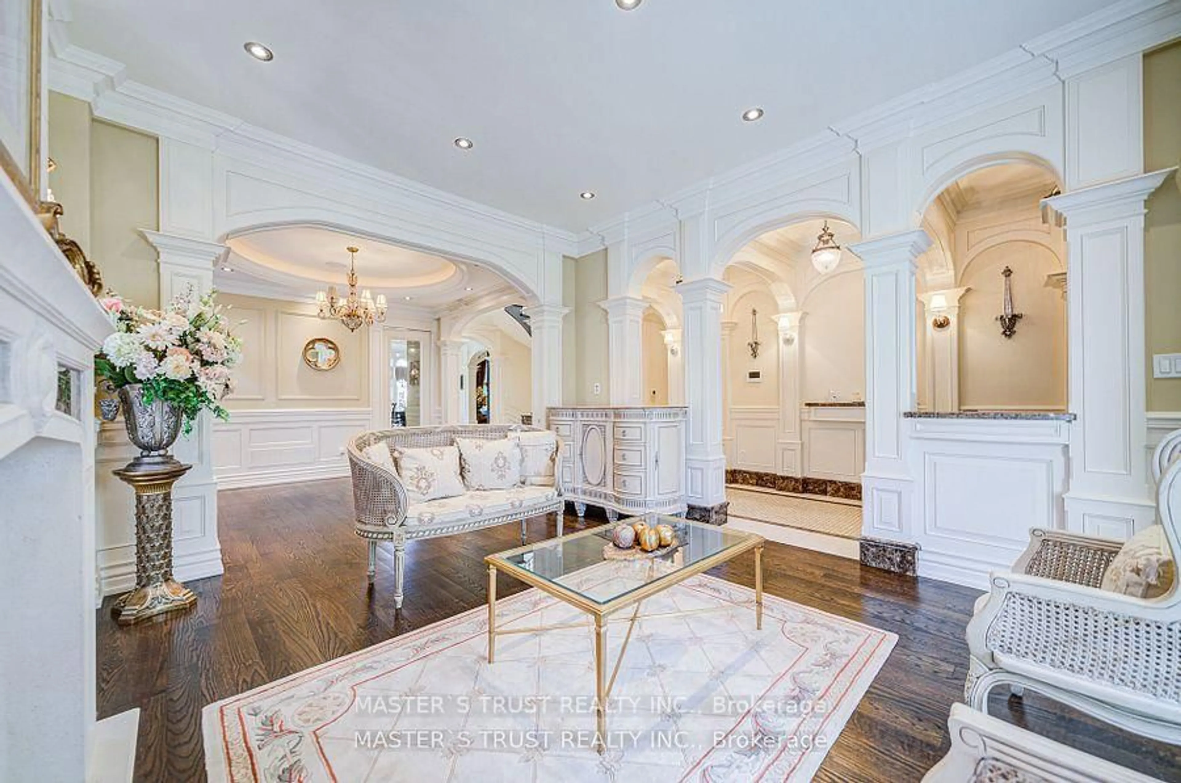 Indoor foyer for 216 Parkview Ave, Toronto Ontario M2N 3Y8