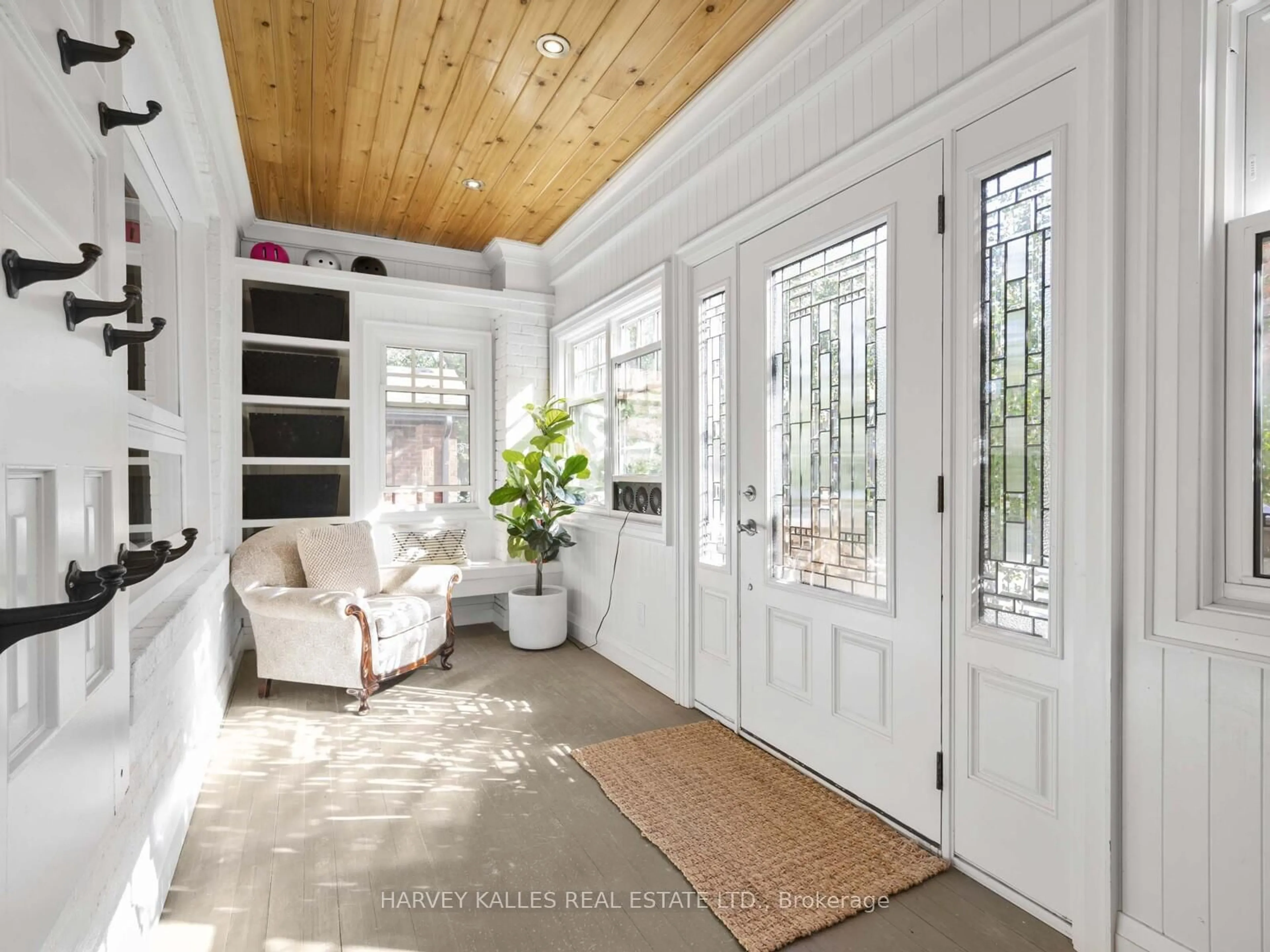 Indoor entryway for 116 Pinewood Ave, Toronto Ontario M6C 2V3