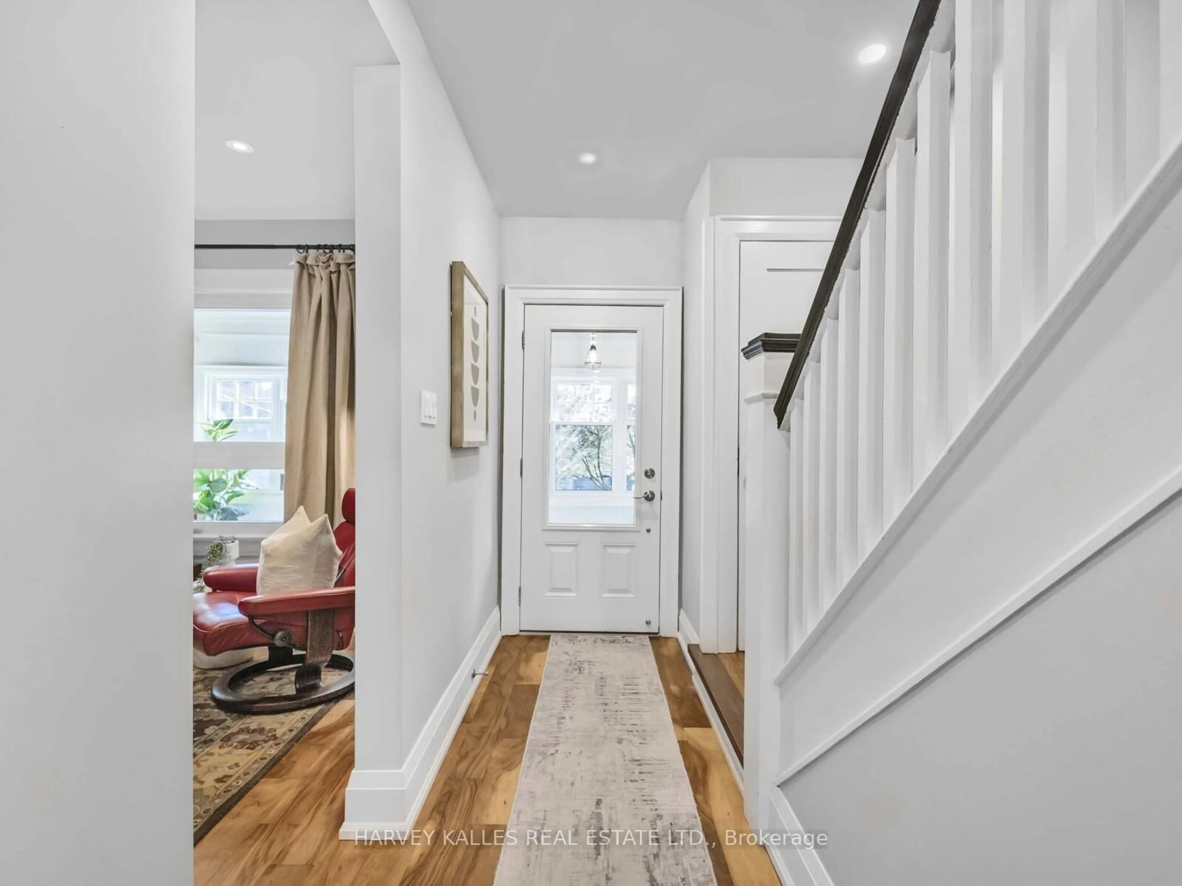 Indoor entryway for 116 Pinewood Ave, Toronto Ontario M6C 2V3