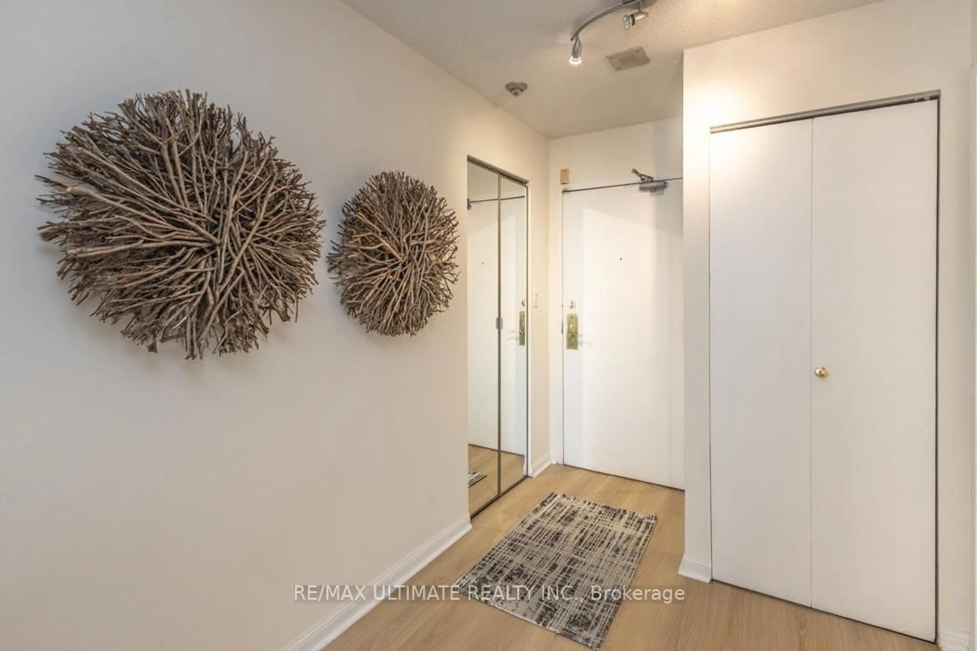 Indoor entryway for 25 Grenville St #1010, Toronto Ontario M4Y 2X5