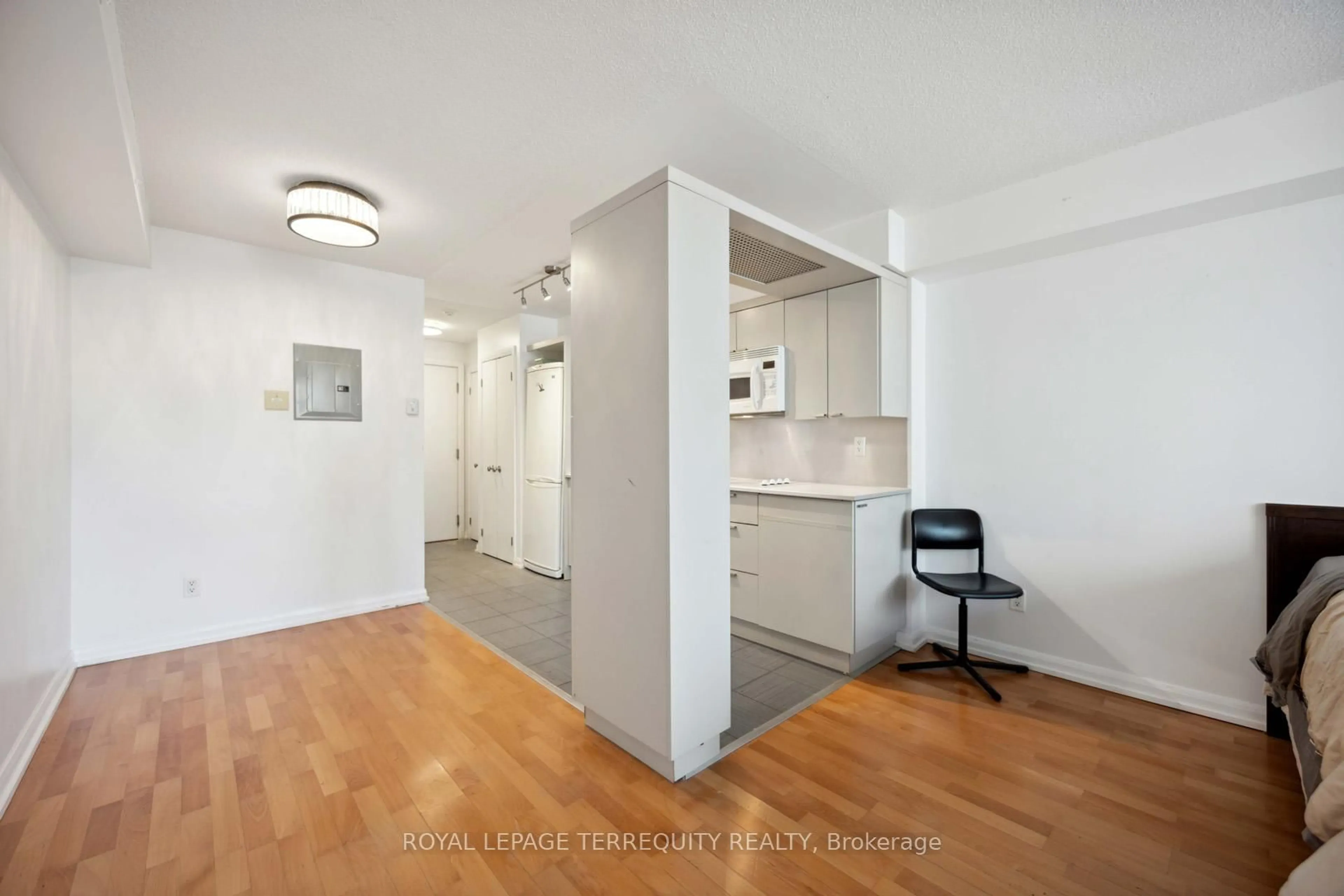 Unknown for 111 Elizabeth St #729, Toronto Ontario M5G 1P7