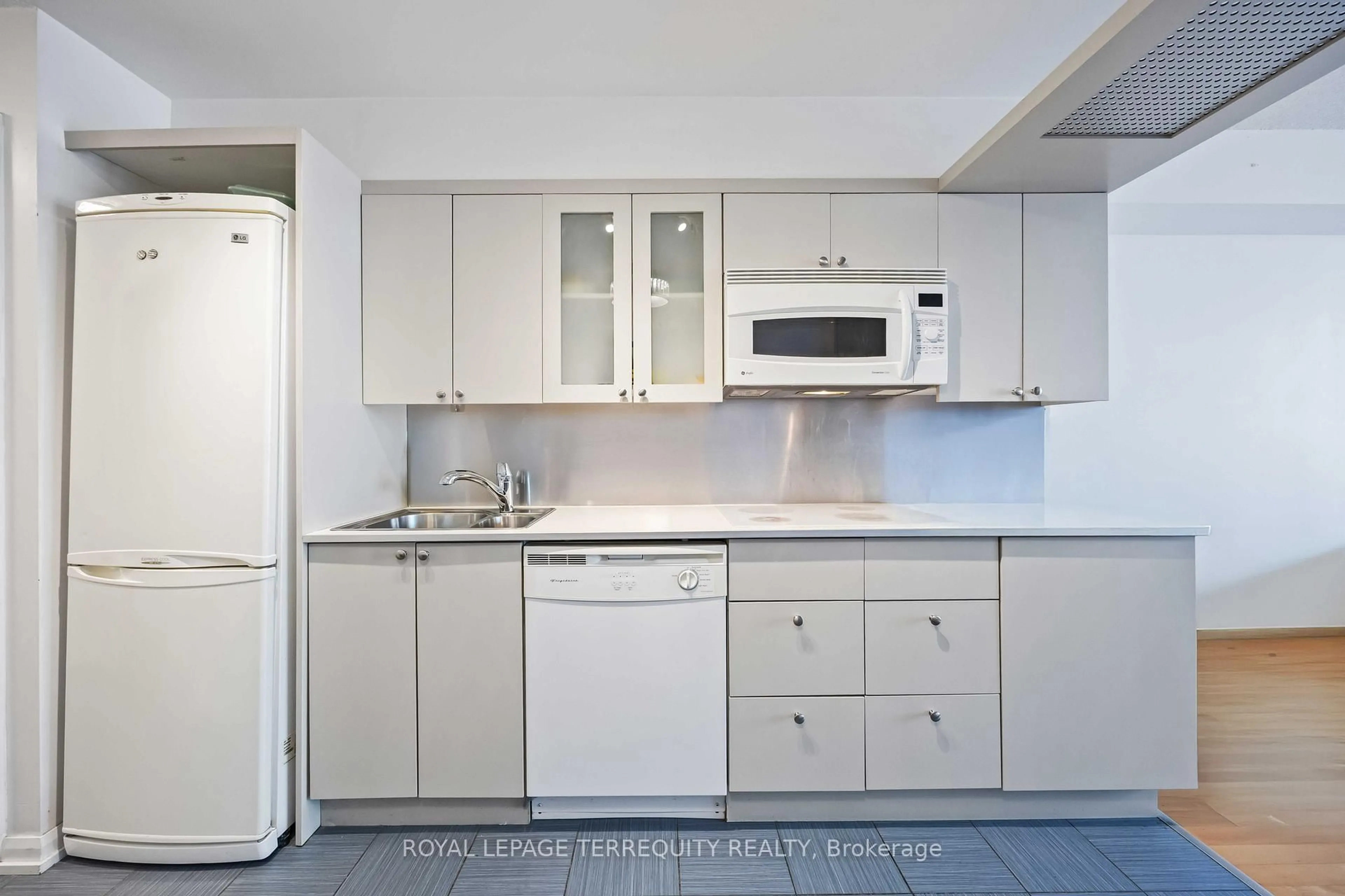 Standard kitchen, unknown for 111 Elizabeth St #729, Toronto Ontario M5G 1P7