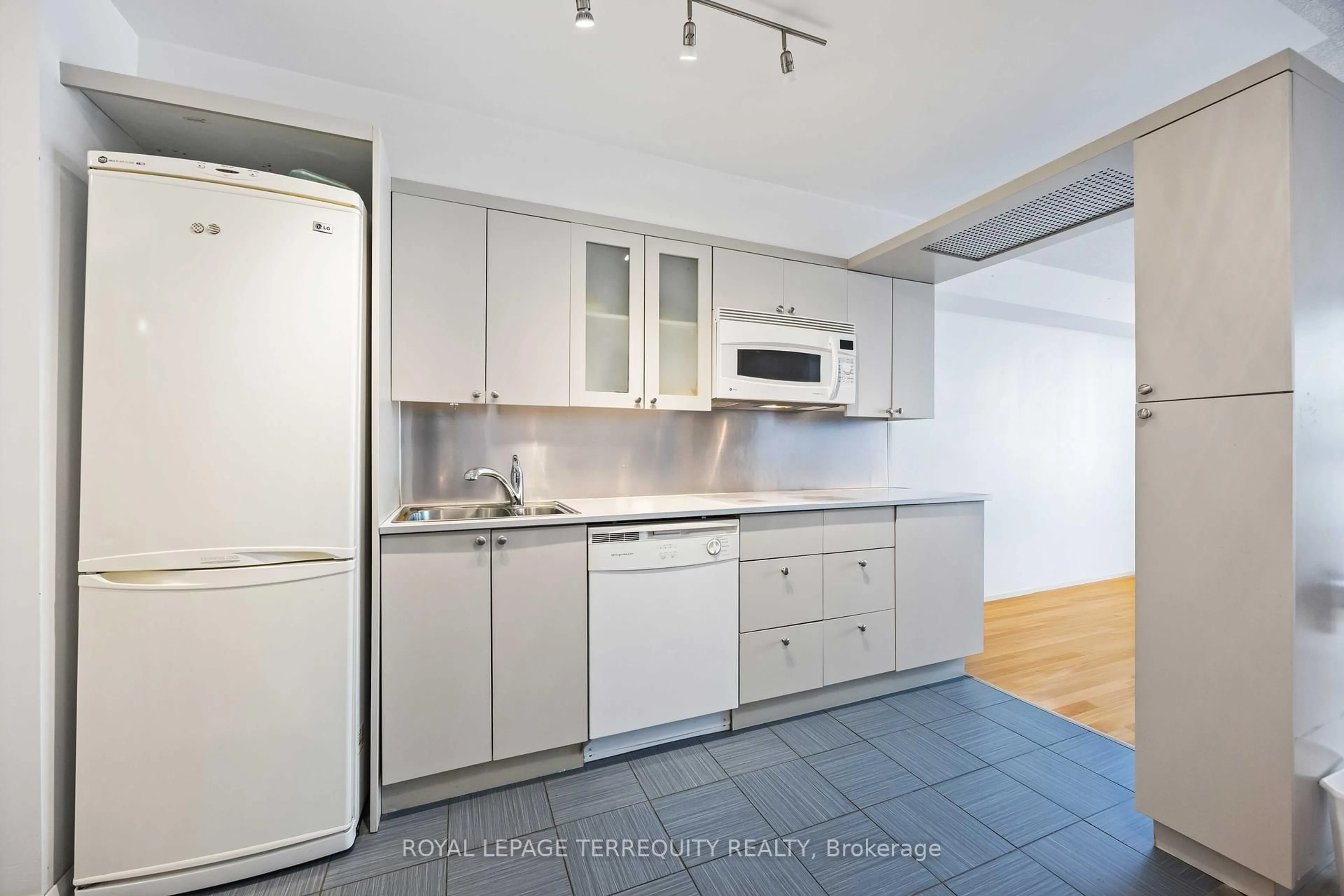 Standard kitchen, unknown for 111 Elizabeth St #729, Toronto Ontario M5G 1P7