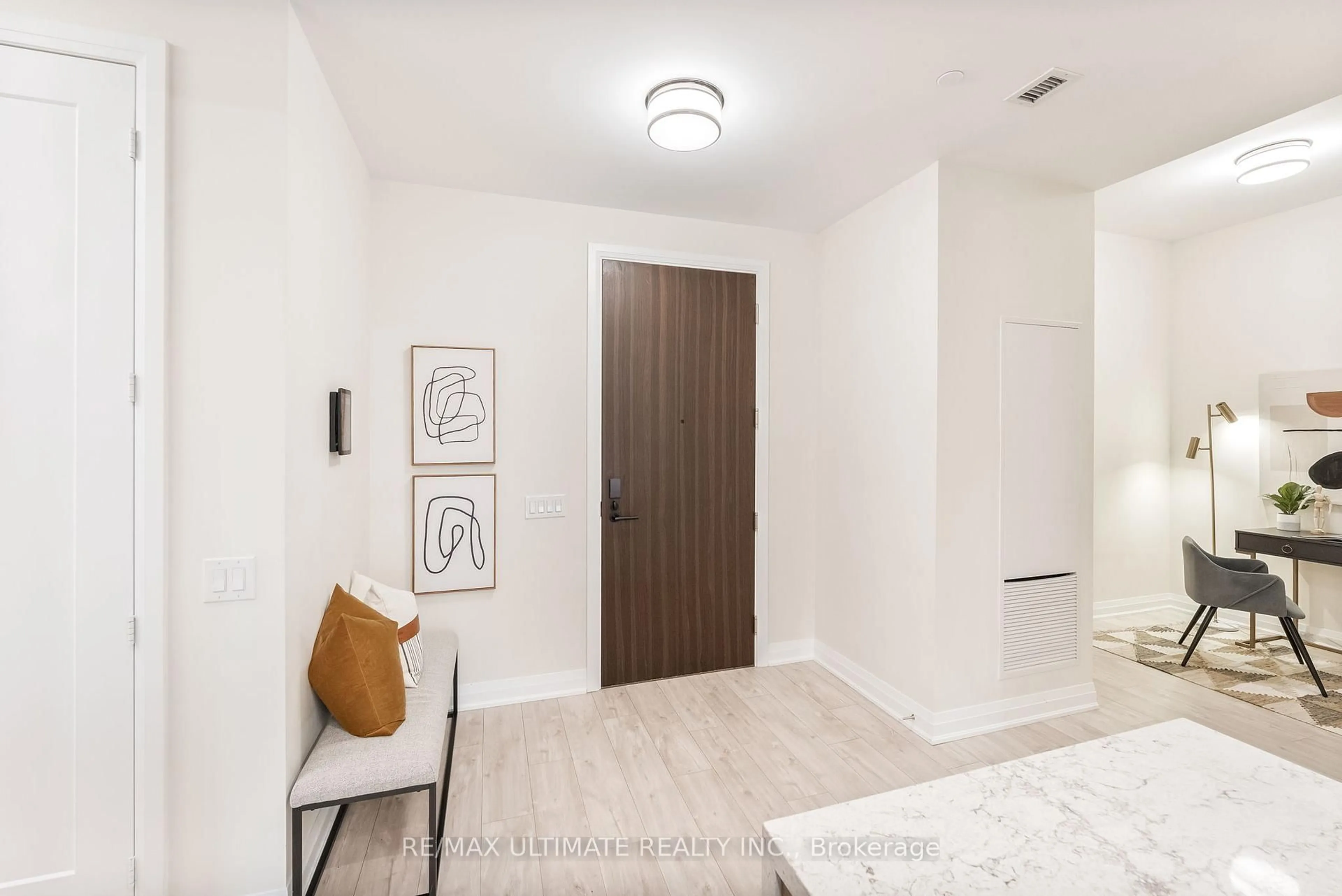 Indoor entryway for 280 Howland Ave #617, Toronto Ontario M5R 0C3