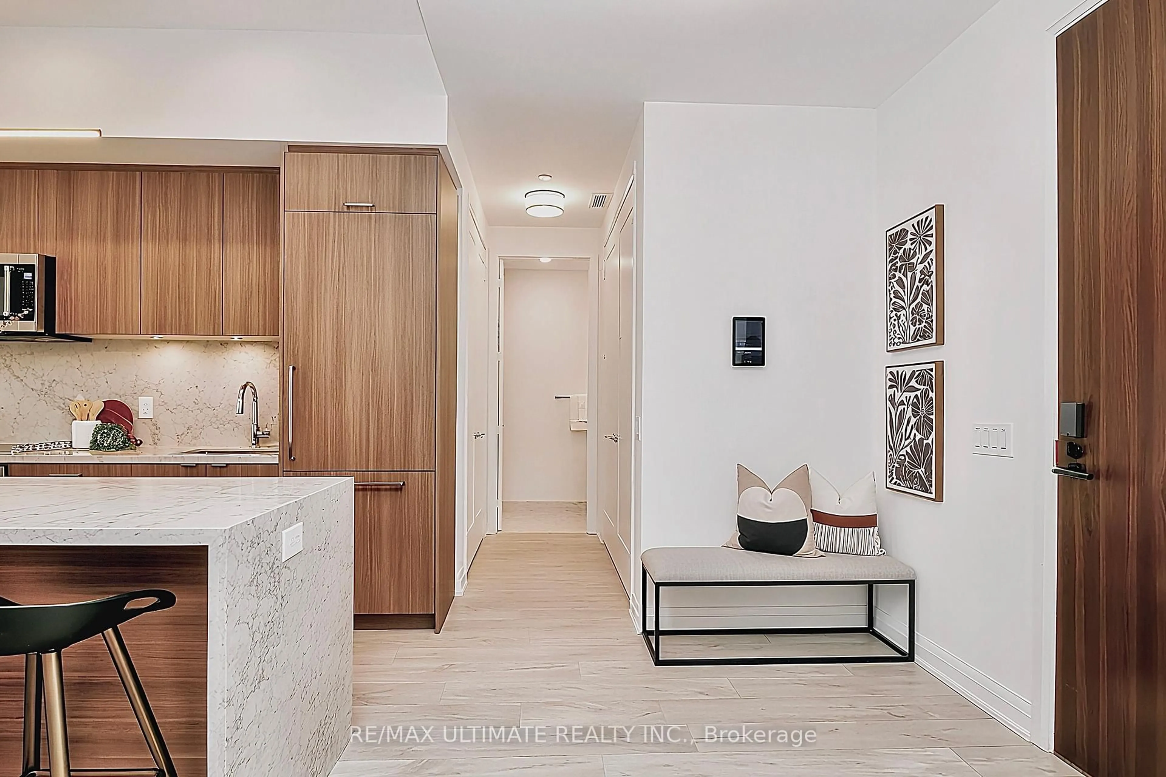 Indoor entryway for 280 Howland Ave #617, Toronto Ontario M5R 0C3