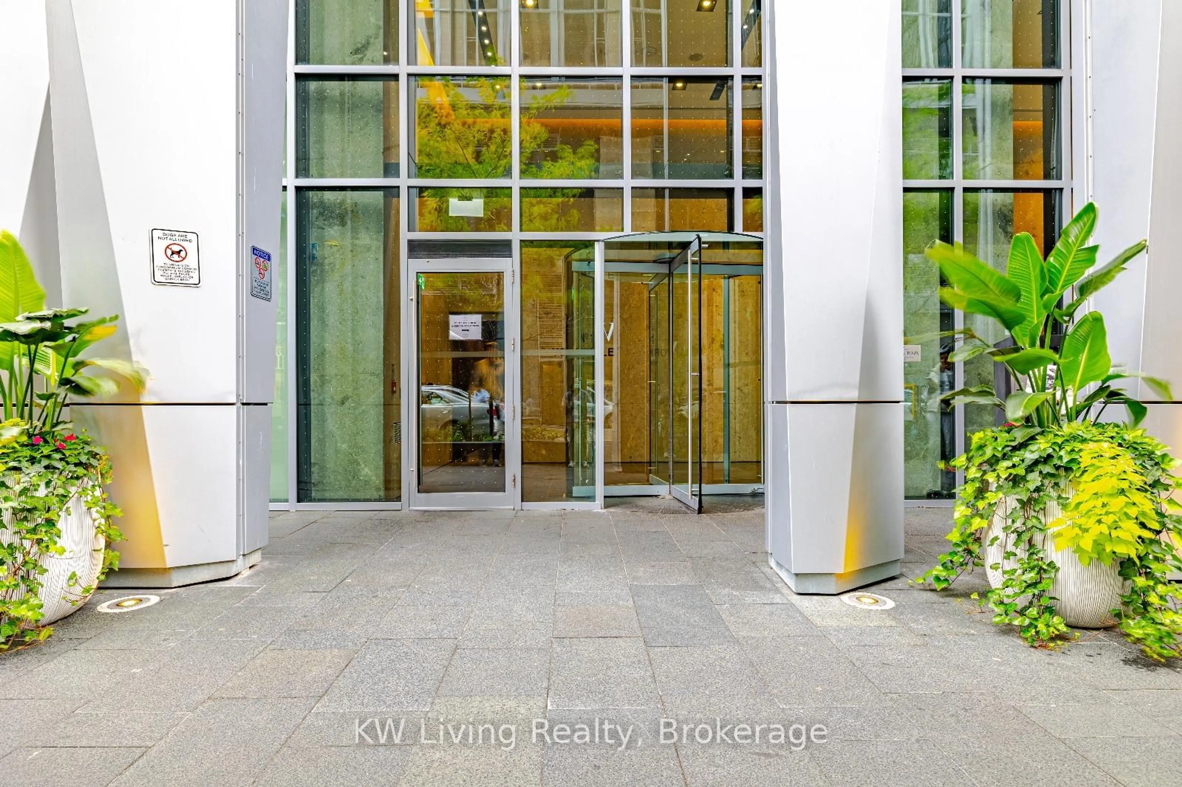 Indoor foyer for 1 Yorkville Ave #4009, Toronto Ontario M4W 0B1