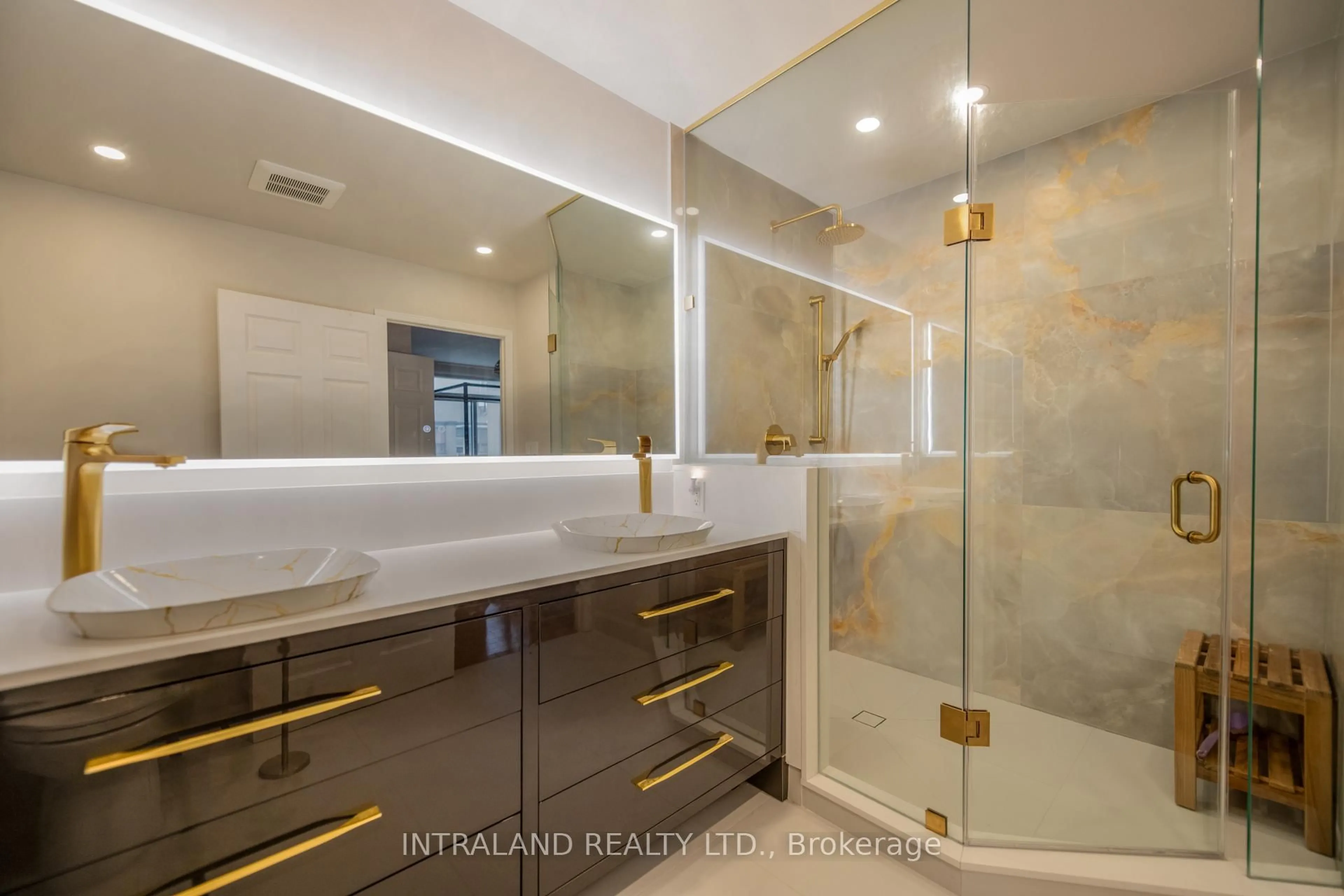 Contemporary bathroom, ceramic/tile floor for 4200 Bathurst St #705, Toronto Ontario M3H 6C7