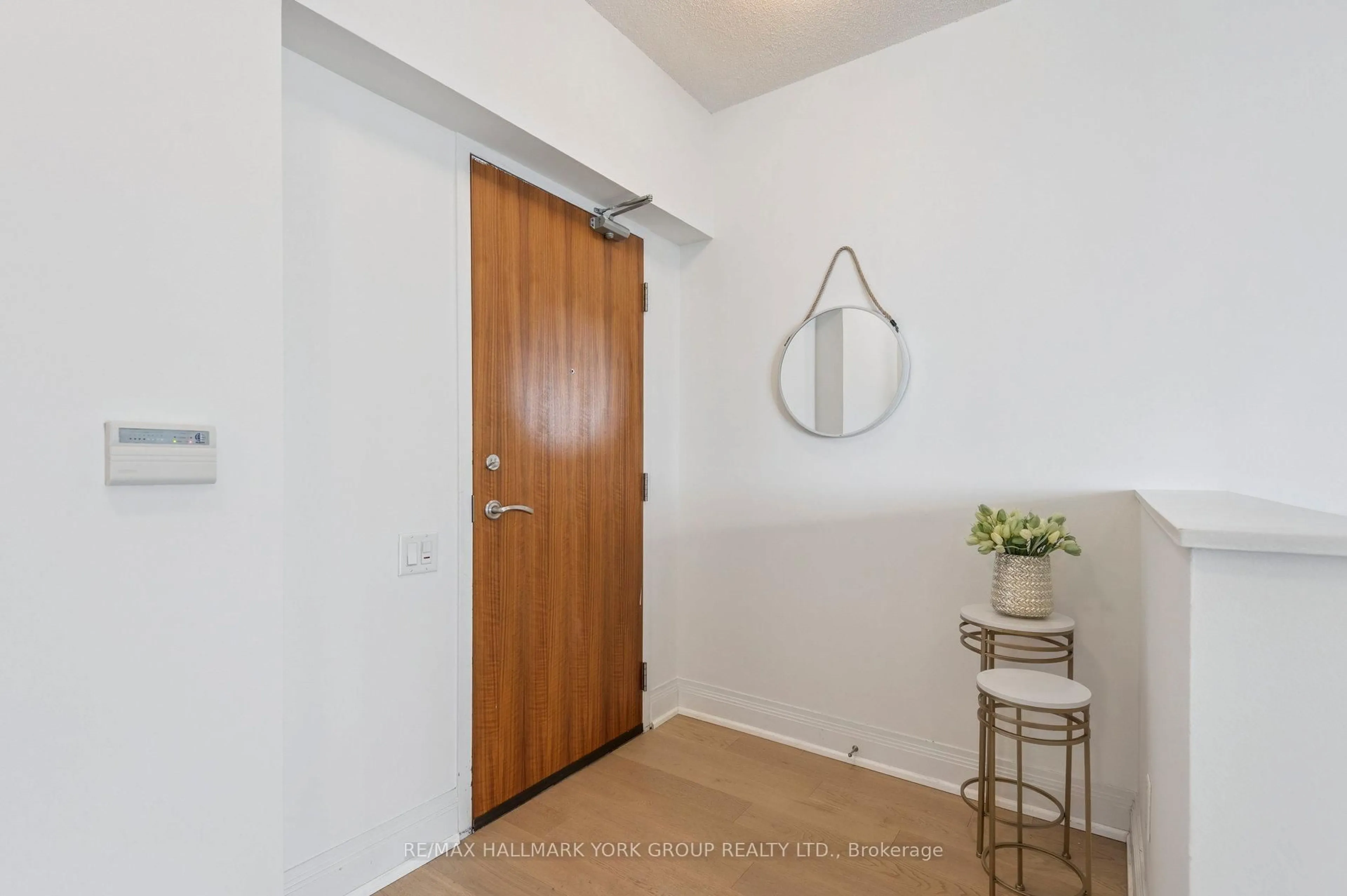 Indoor entryway for 2191 Yonge St #4505, Toronto Ontario M4S 3H8