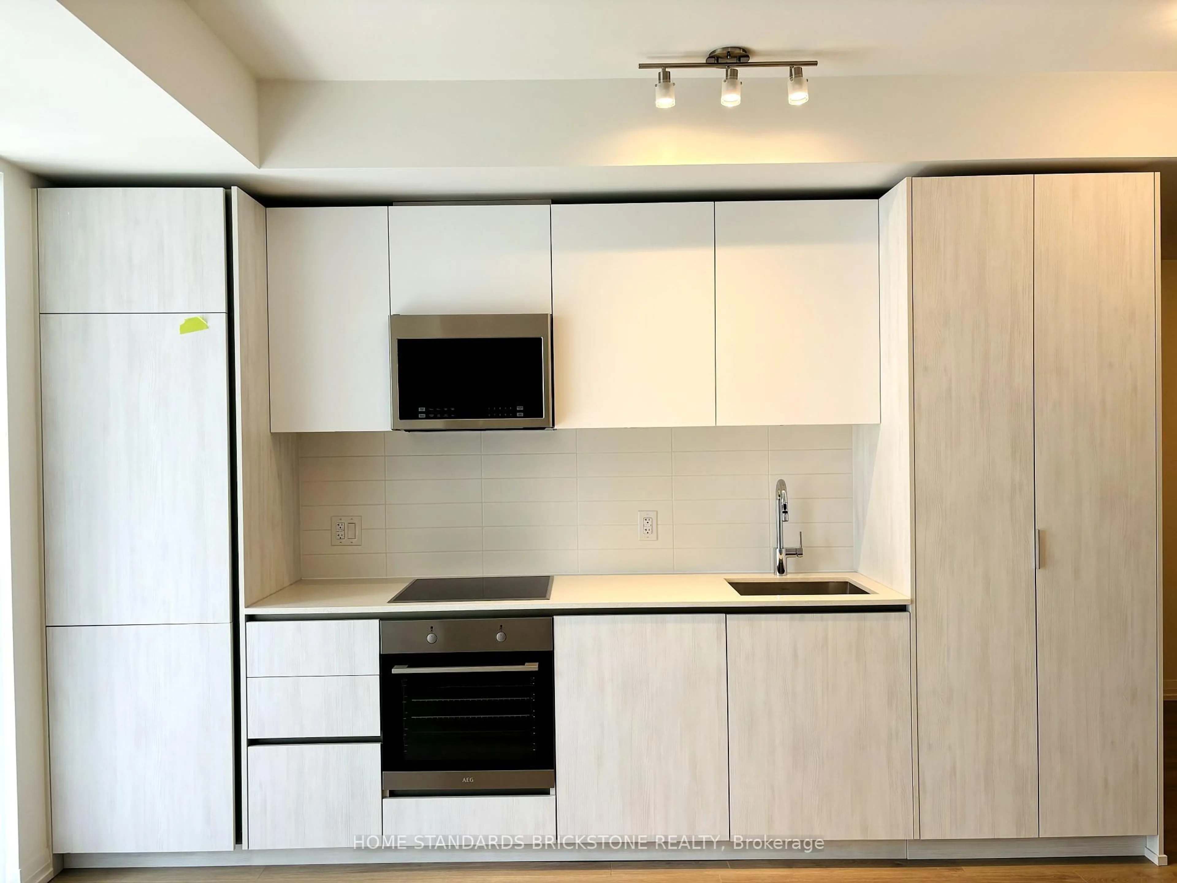 Standard kitchen, wood/laminate floor for 8 WIDMER St #2211, Toronto Ontario M5V 2E7