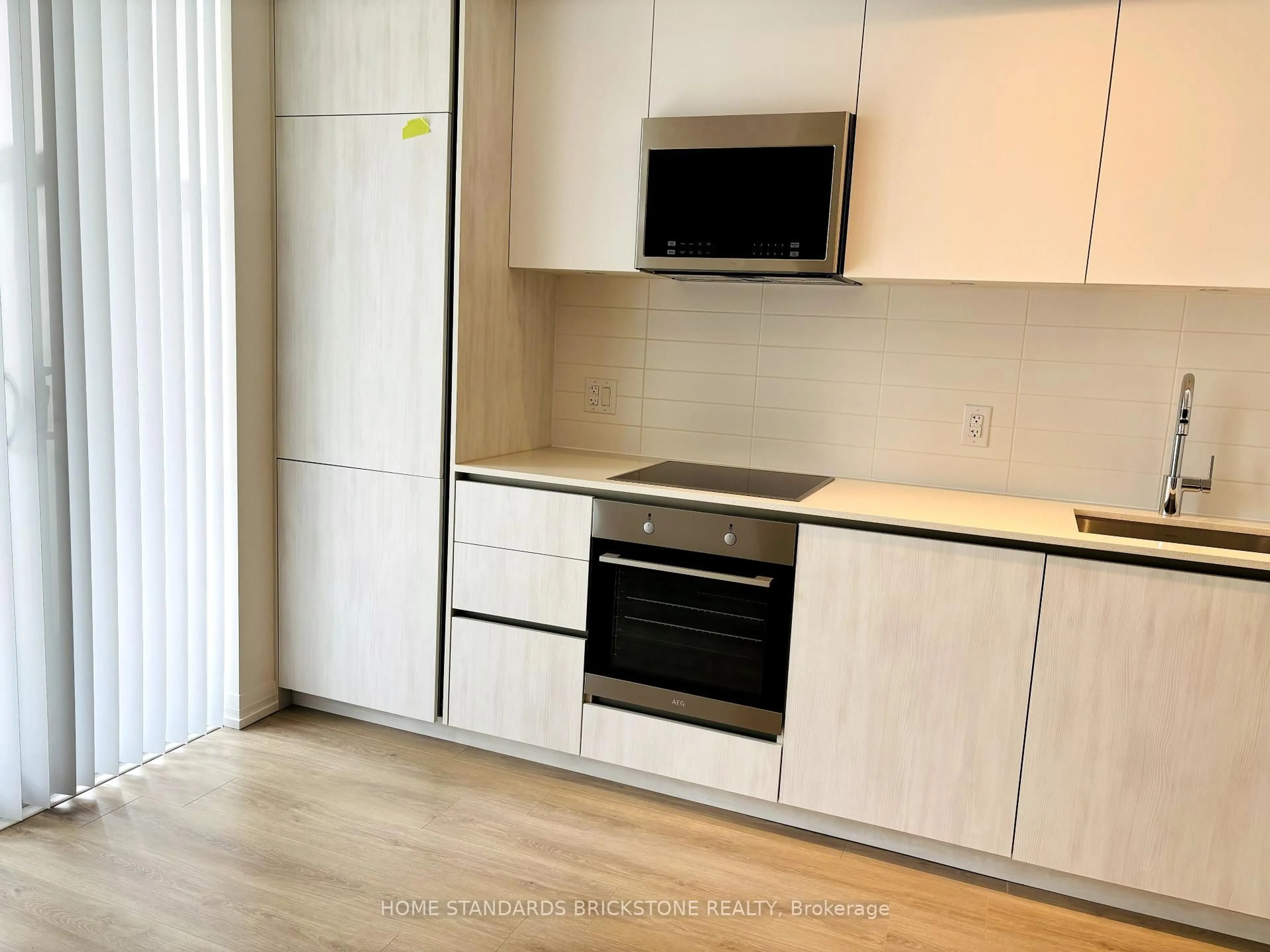 Standard kitchen, wood/laminate floor for 8 WIDMER St #2211, Toronto Ontario M5V 2E7