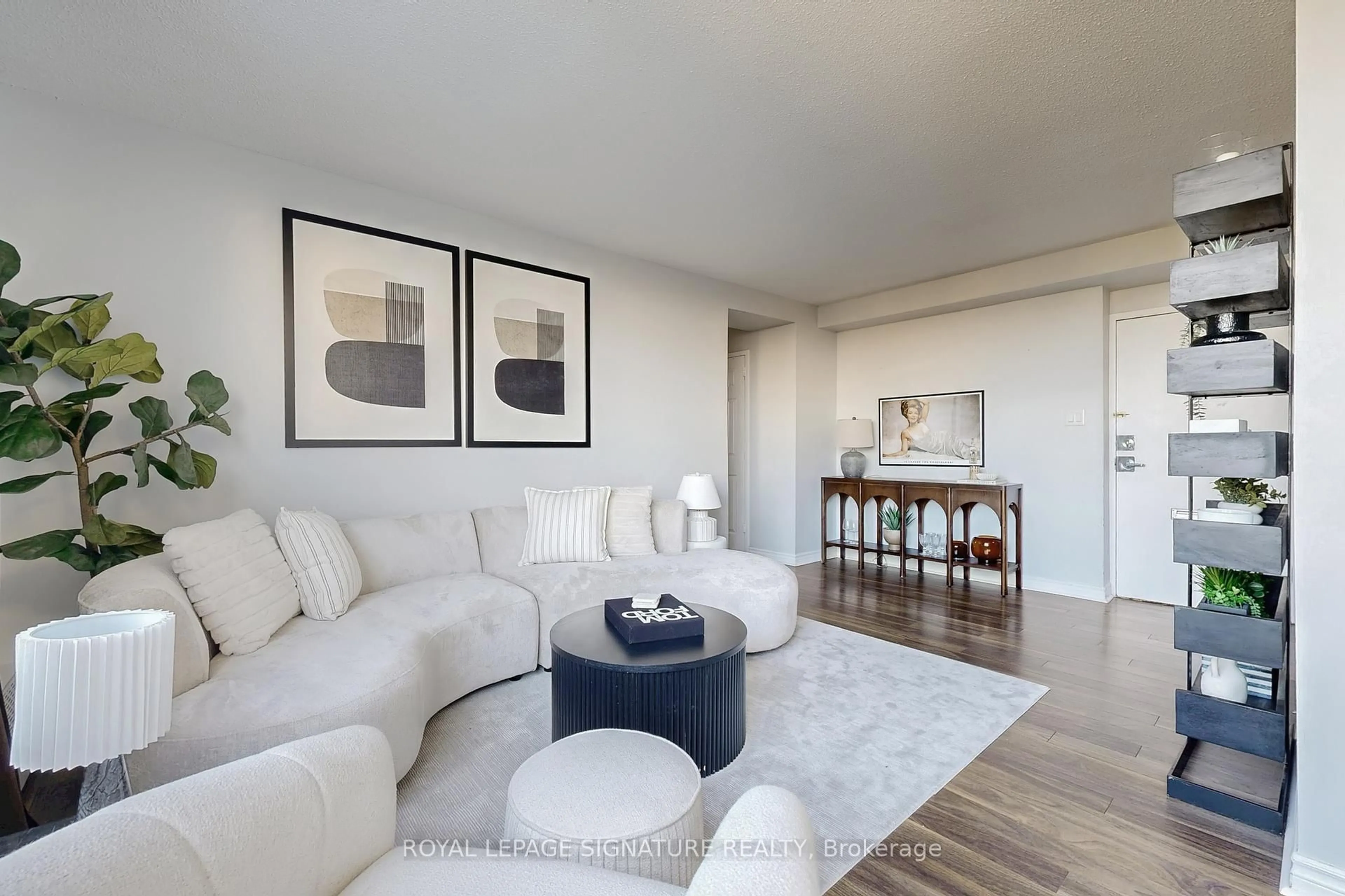 Living room with furniture, unknown for 5 Parkway Forest Dr #801, Toronto Ontario M2J 1L2