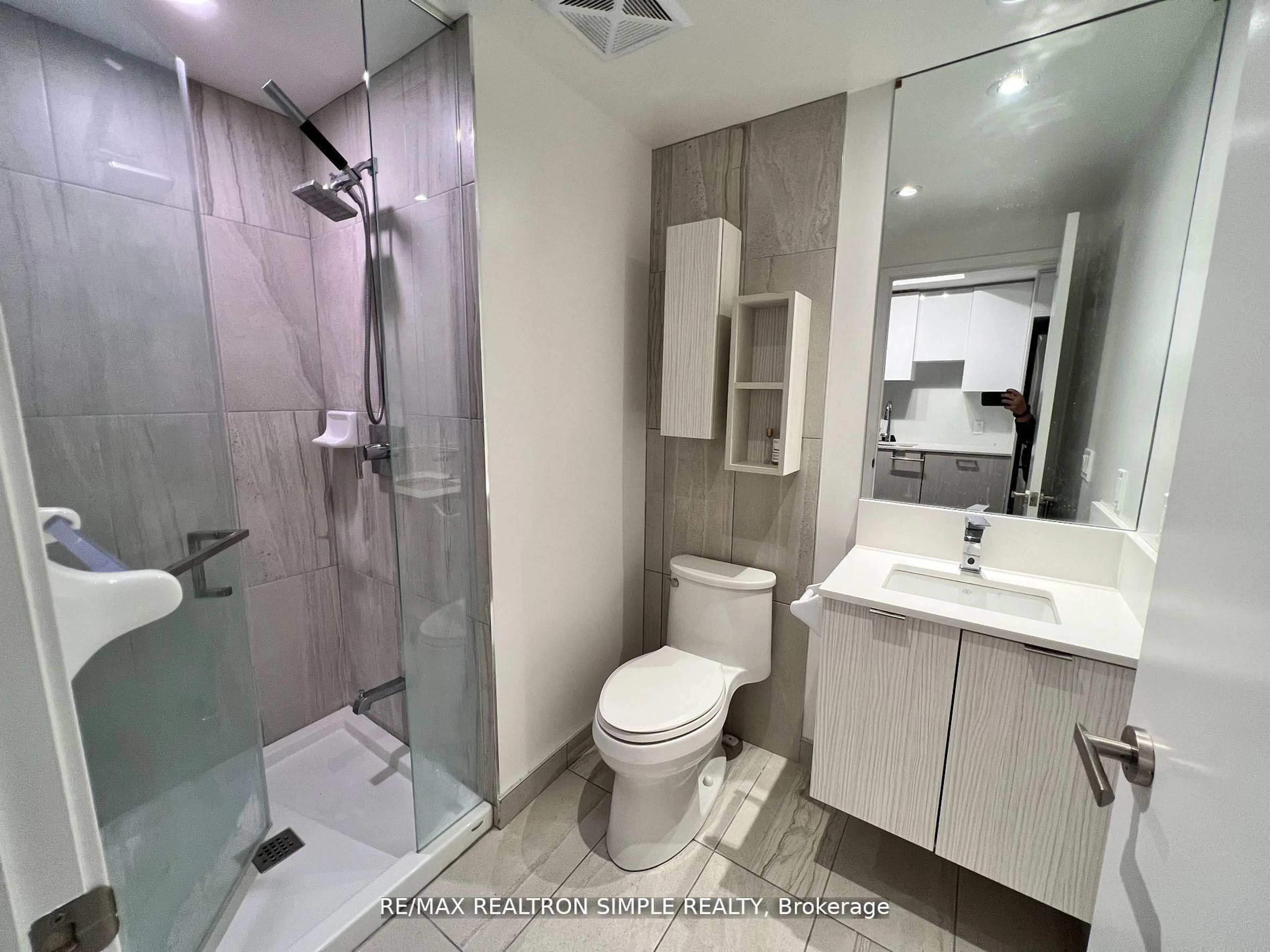 Standard bathroom, ceramic/tile floor for 195 Redpath Ave #2602, Toronto Ontario M4P 0E4