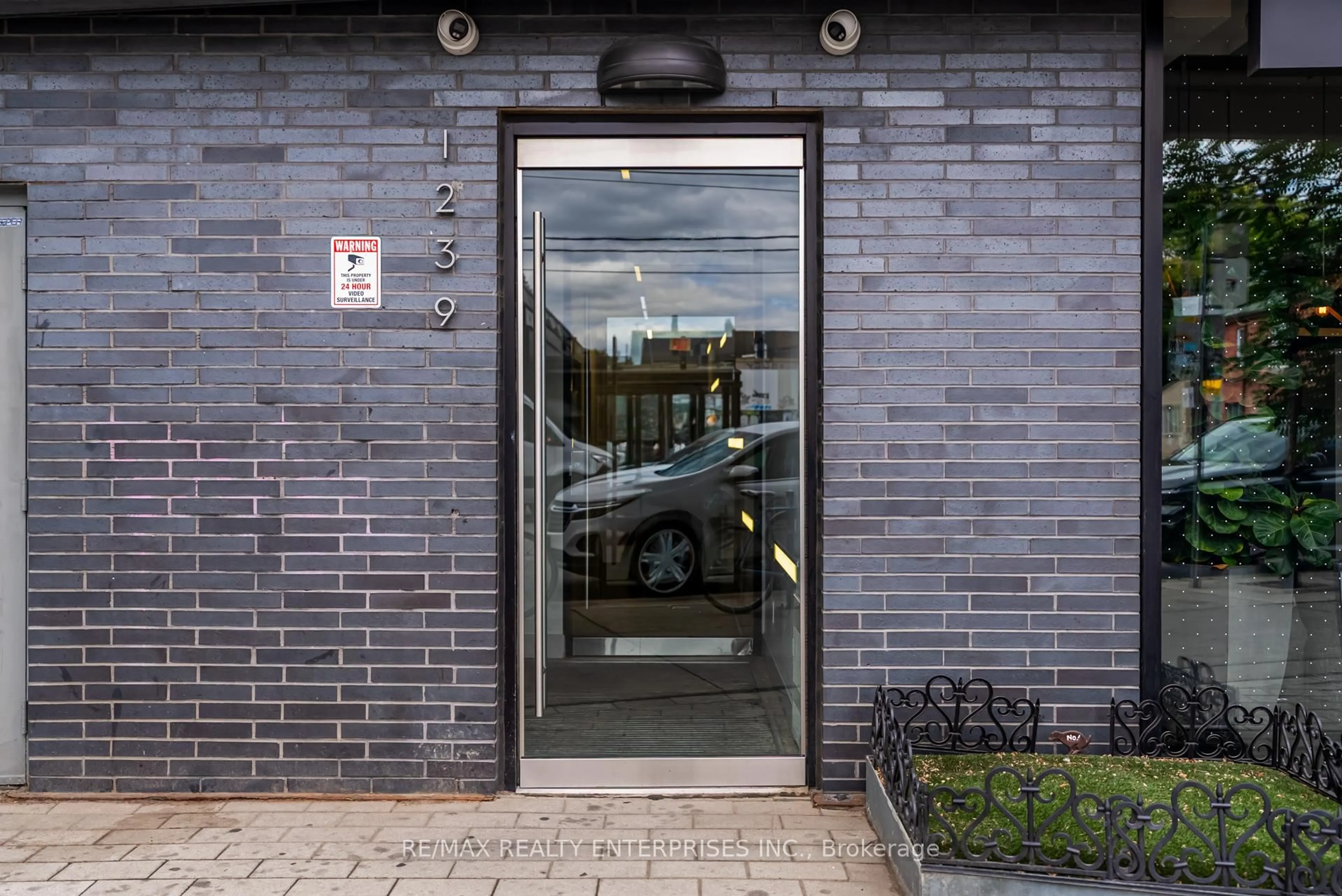 Indoor foyer for 1239 Dundas St #204, Toronto Ontario M6J 0E8