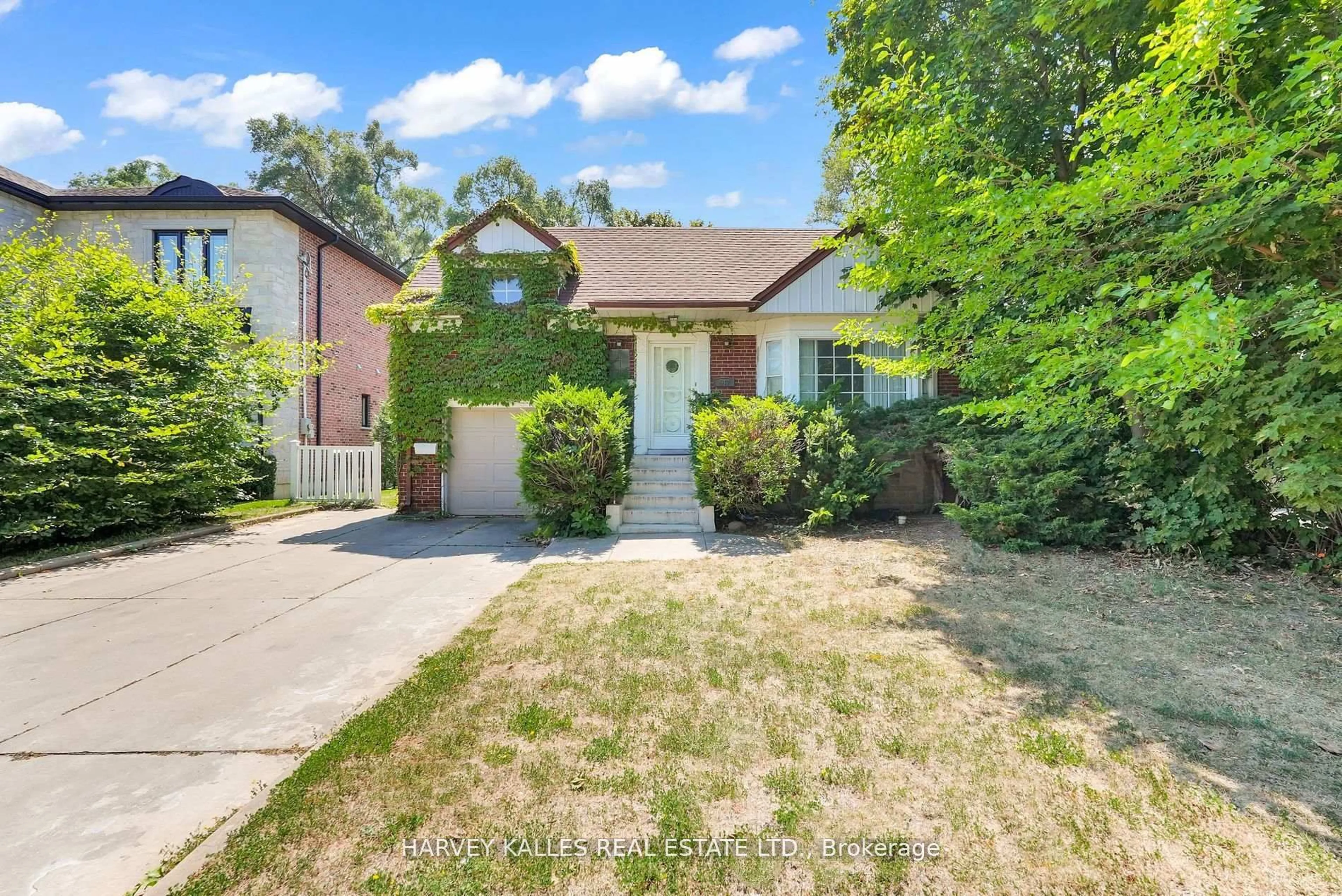 A pic from outside/outdoor area/front of a property/back of a property/a pic from drone, street for 547 Douglas Ave, Toronto Ontario M5M 1H7
