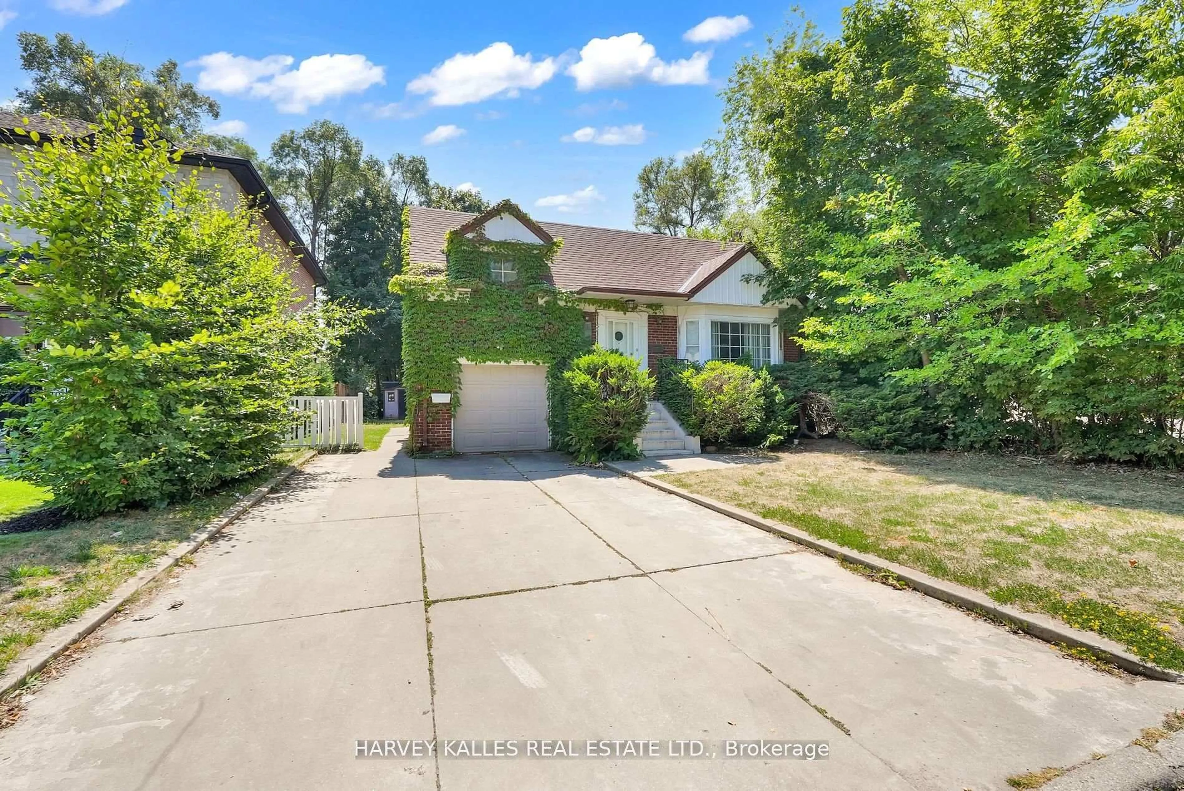 A pic from outside/outdoor area/front of a property/back of a property/a pic from drone, street for 547 Douglas Ave, Toronto Ontario M5M 1H7