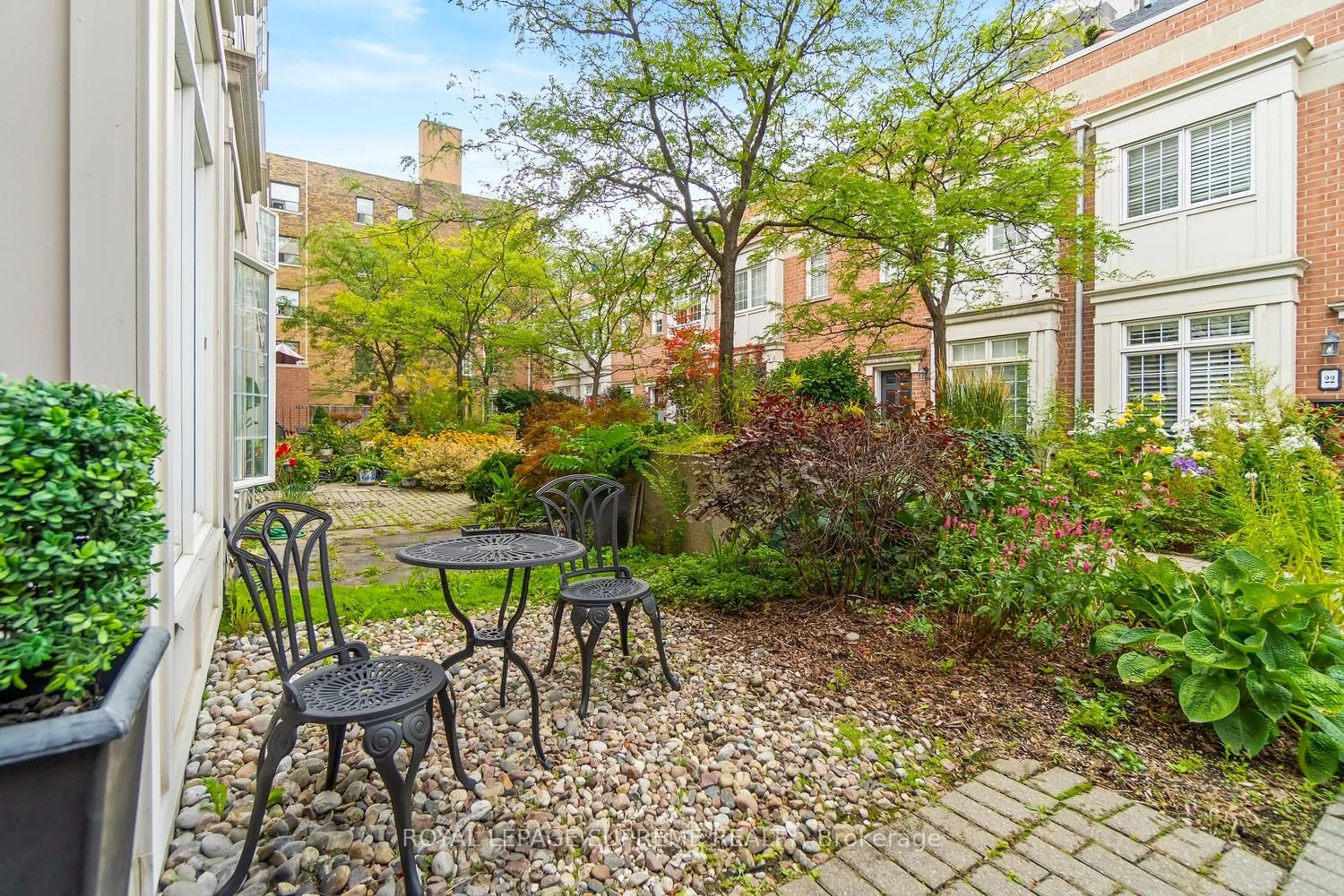 Patio, street for 6 Wellesley Pl #37, Toronto Ontario M4Y 3E1