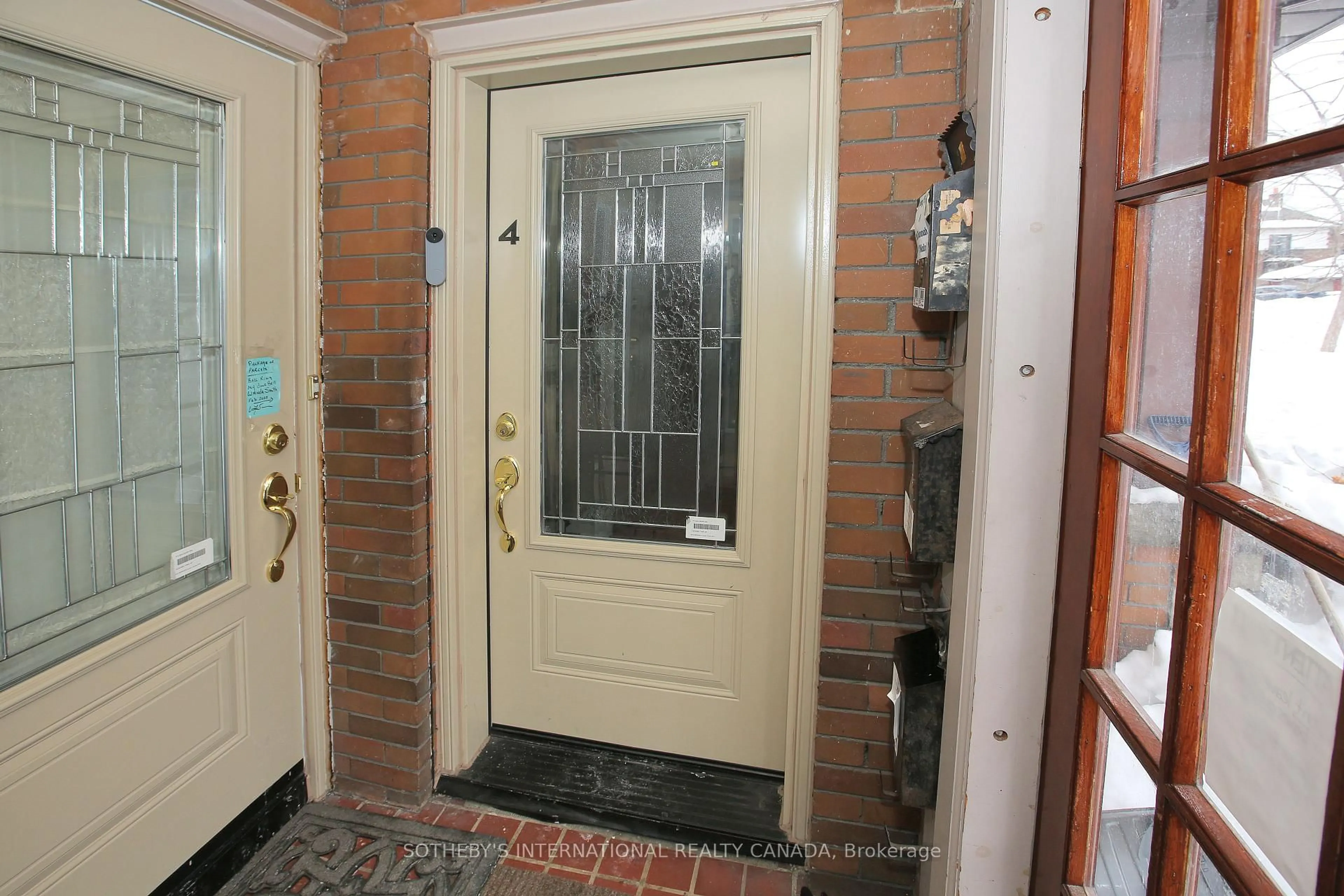 Indoor entryway for 147 Highbourne Rd, Toronto Ontario M5P 2J8
