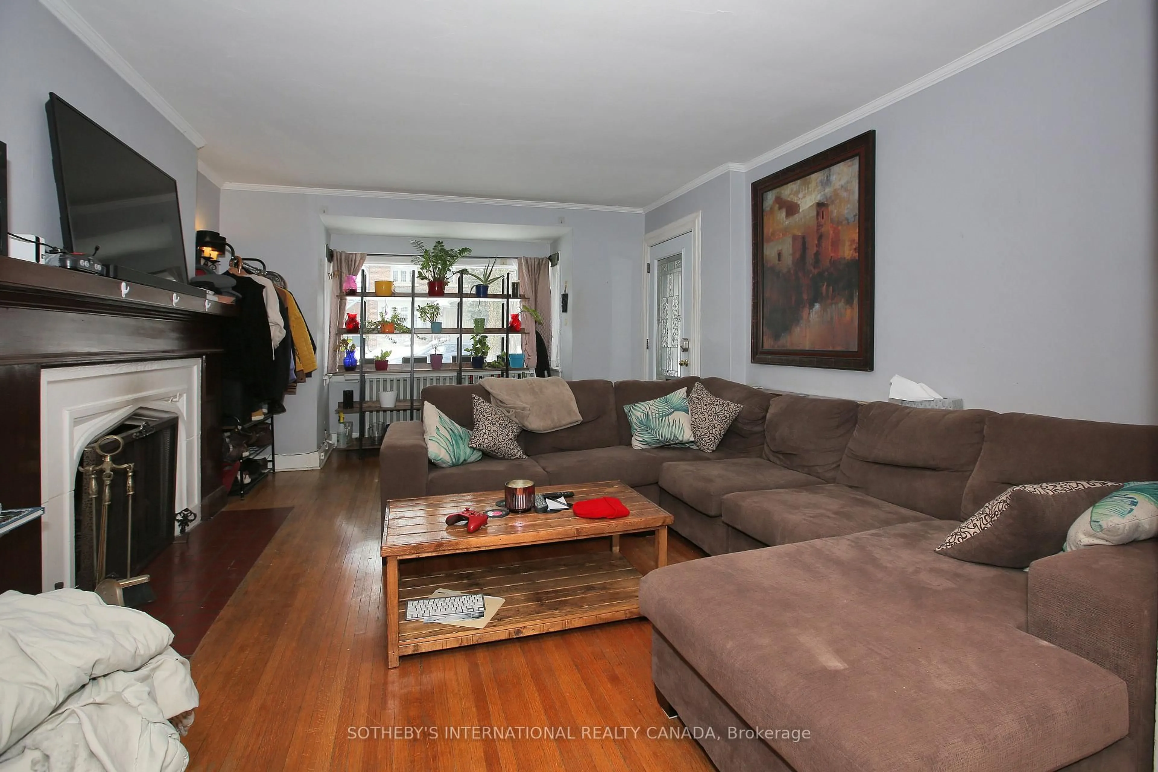 Living room with furniture, wood/laminate floor for 147 Highbourne Rd, Toronto Ontario M5P 2J8