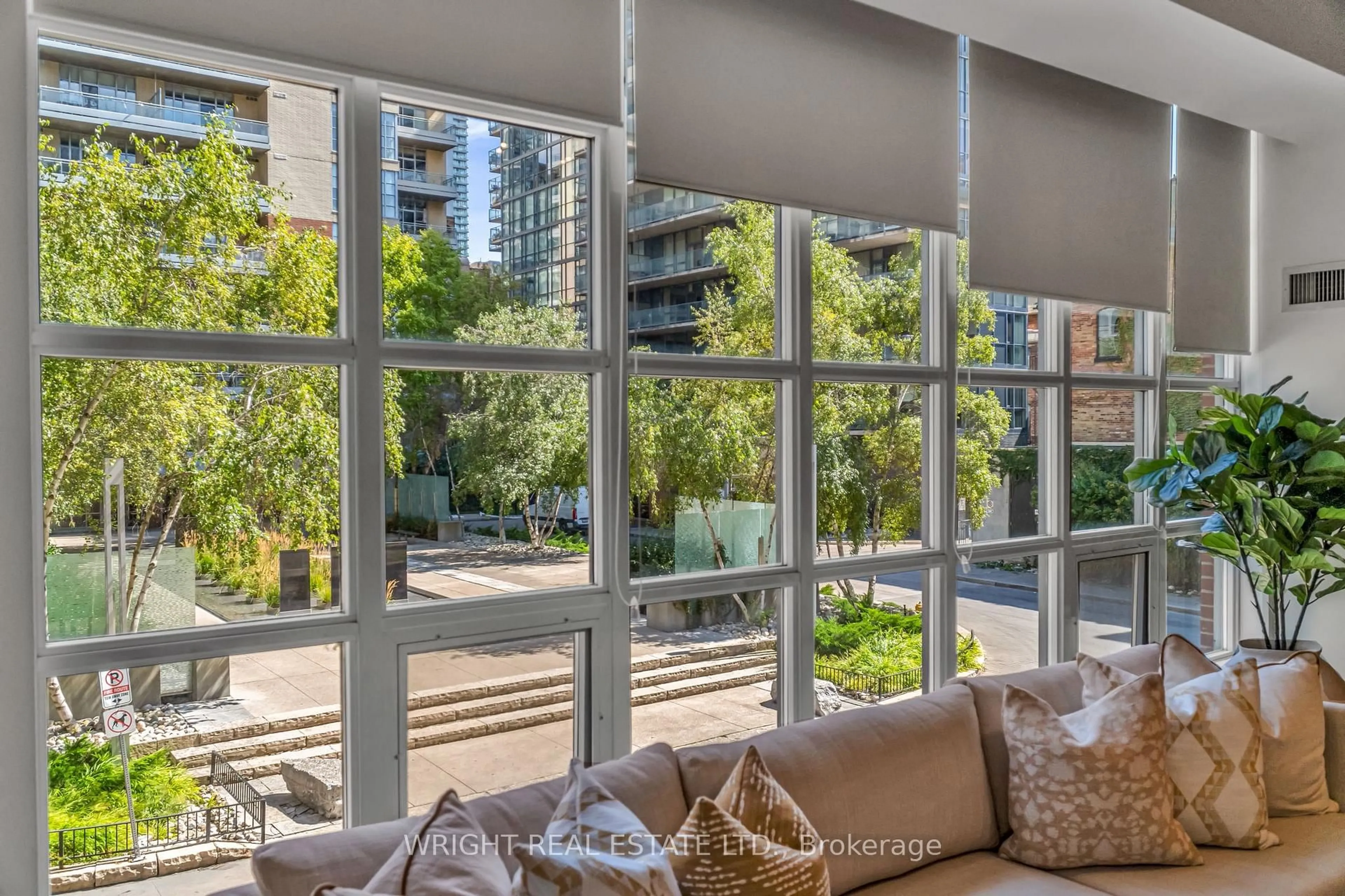 Unknown for 19 Brant St #209, Toronto Ontario M5V 2L2