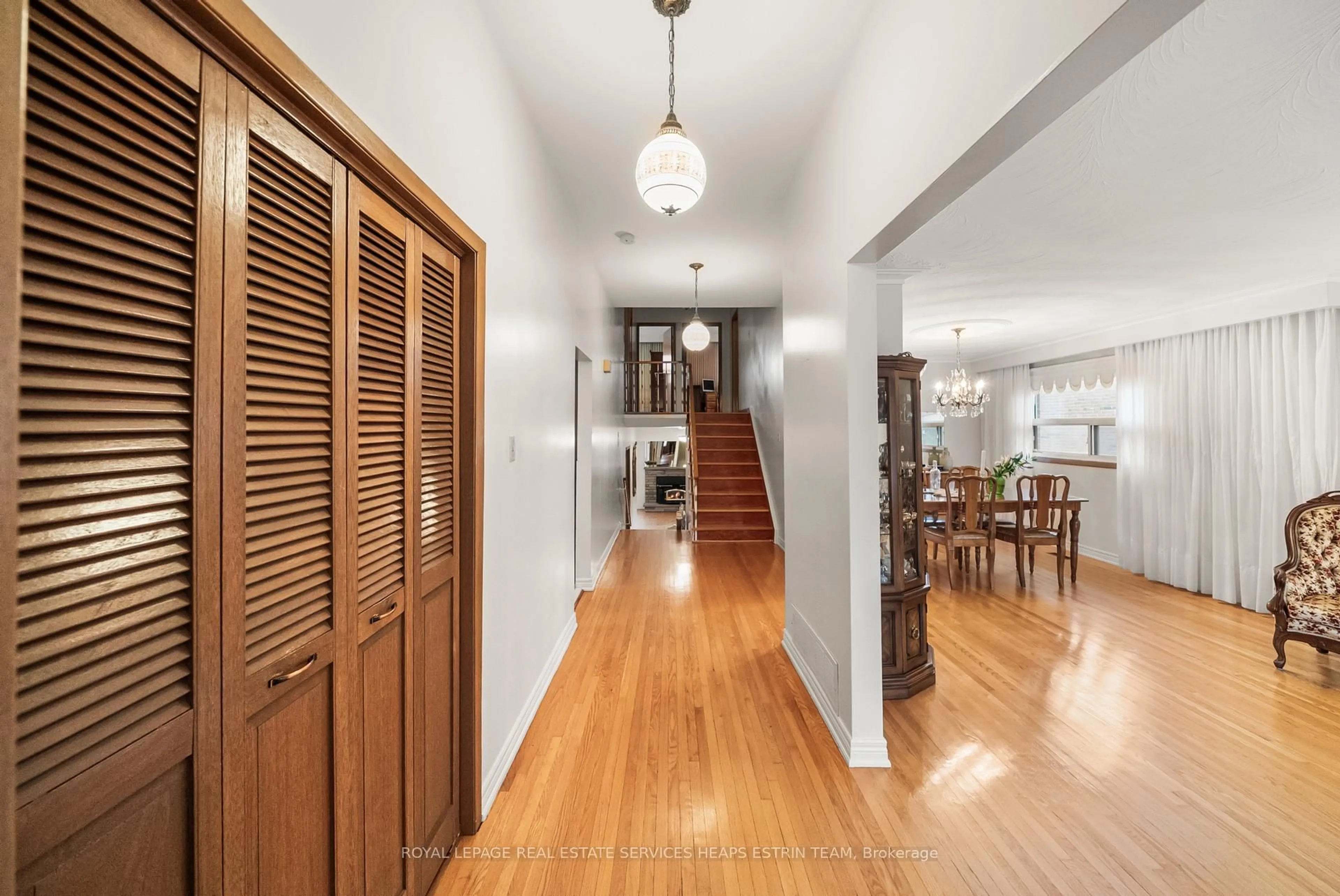 Indoor foyer for 105 Bickerton Cres, Toronto Ontario M2J 3T2