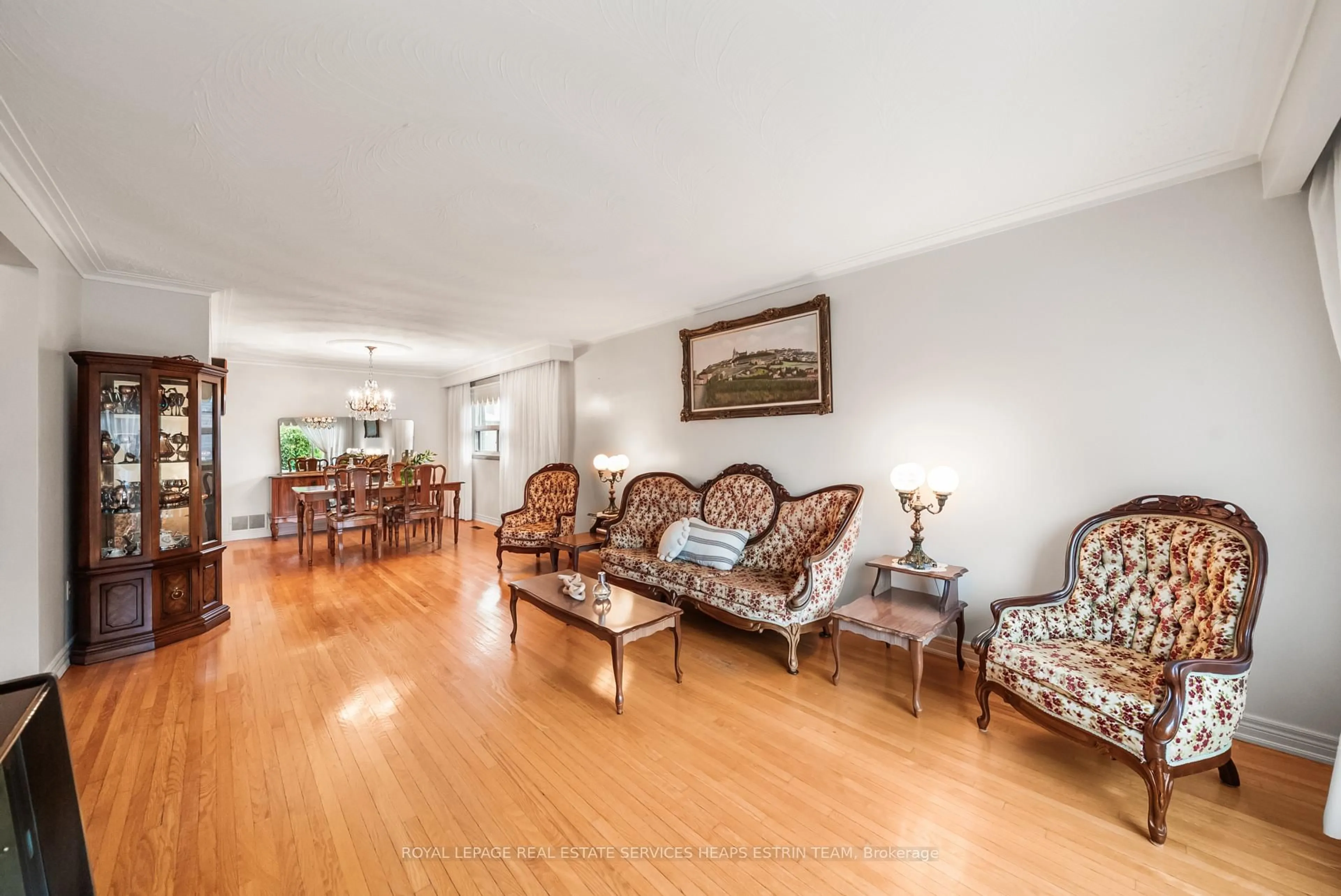 Living room with furniture, wood/laminate floor for 105 Bickerton Cres, Toronto Ontario M2J 3T2