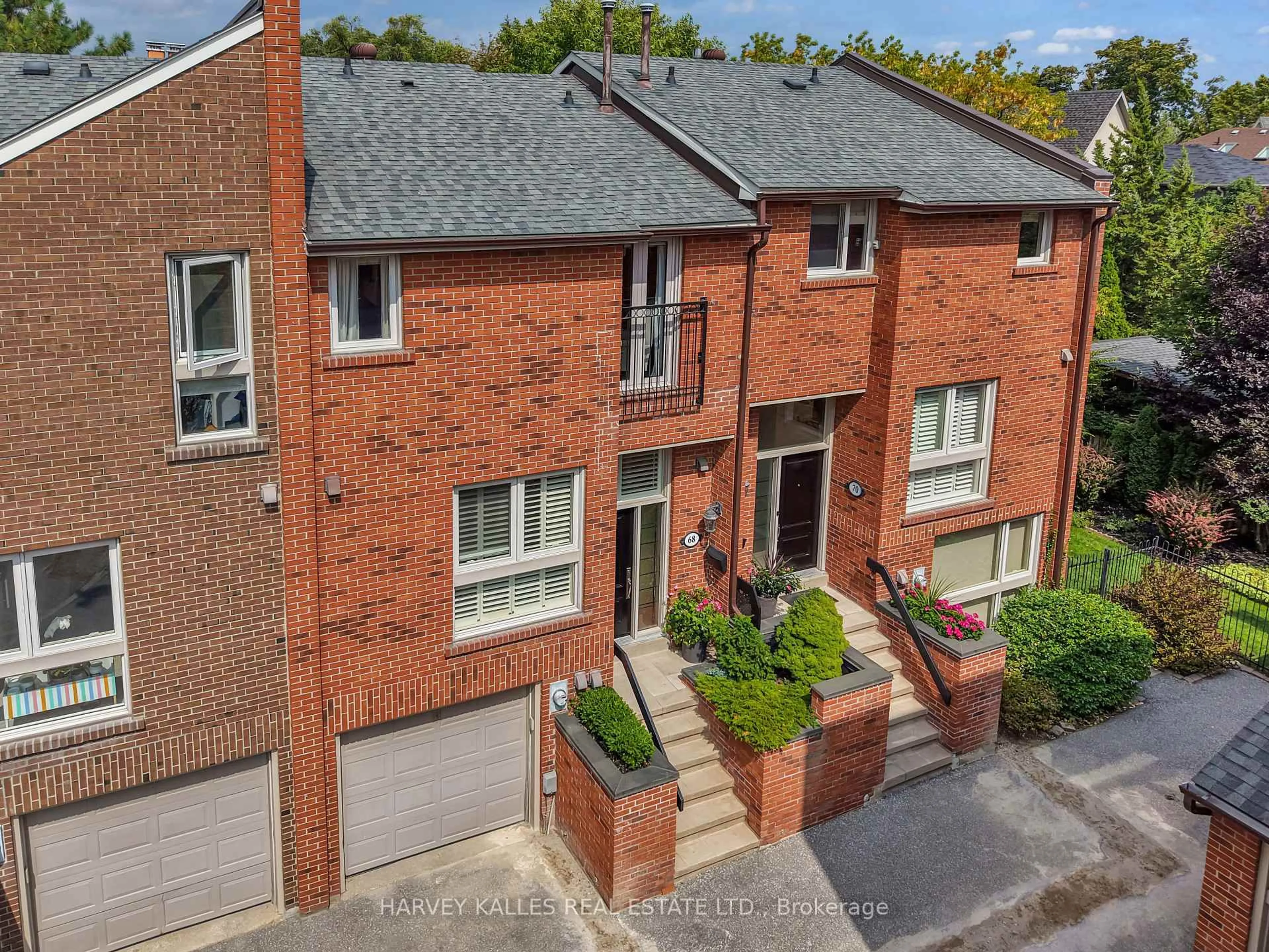 A pic from outside/outdoor area/front of a property/back of a property/a pic from drone, street for 68 Sylvan Valleyway, Toronto Ontario M5M 4M3