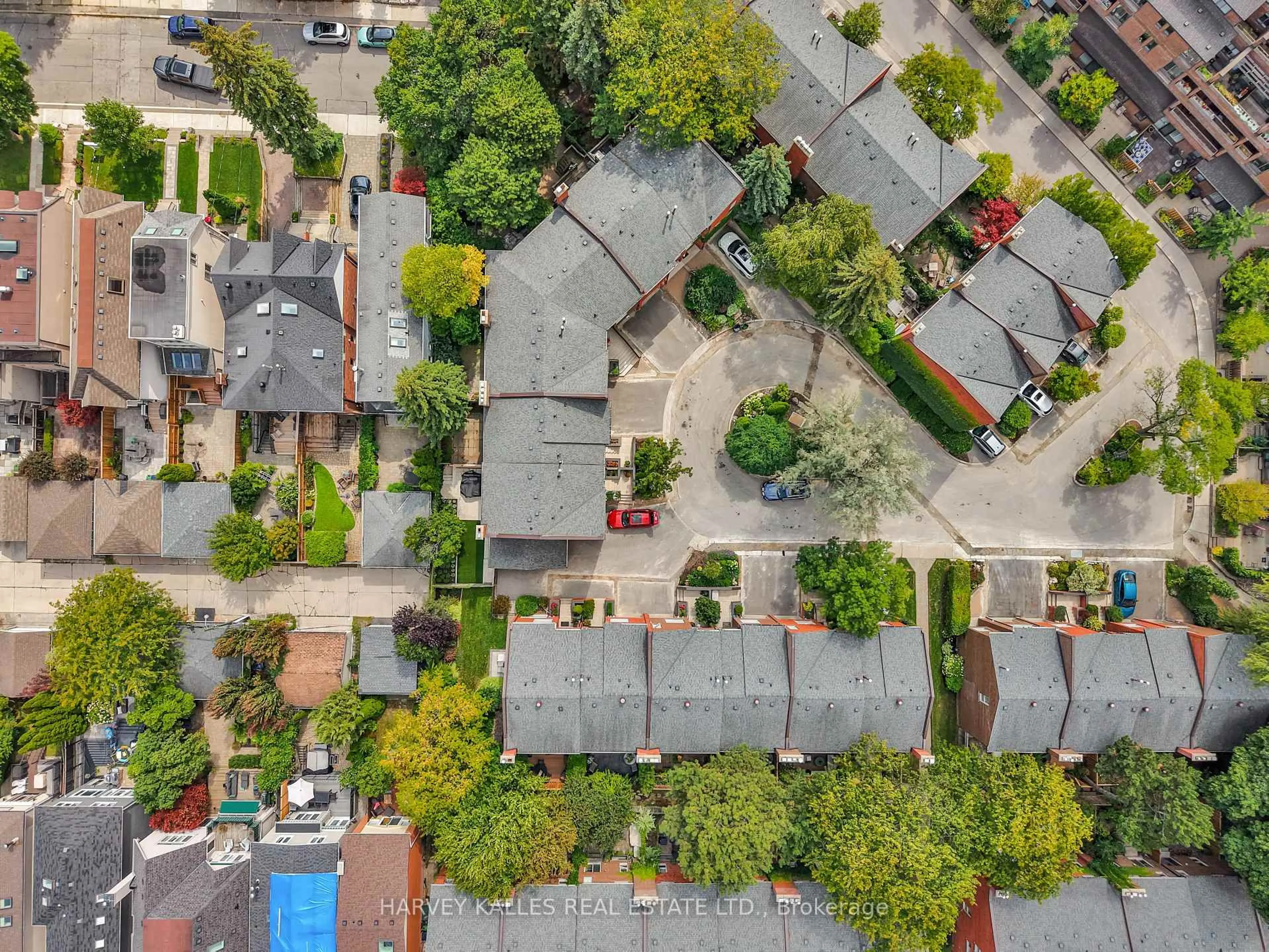 A pic from outside/outdoor area/front of a property/back of a property/a pic from drone, street for 68 Sylvan Valleyway, Toronto Ontario M5M 4M3