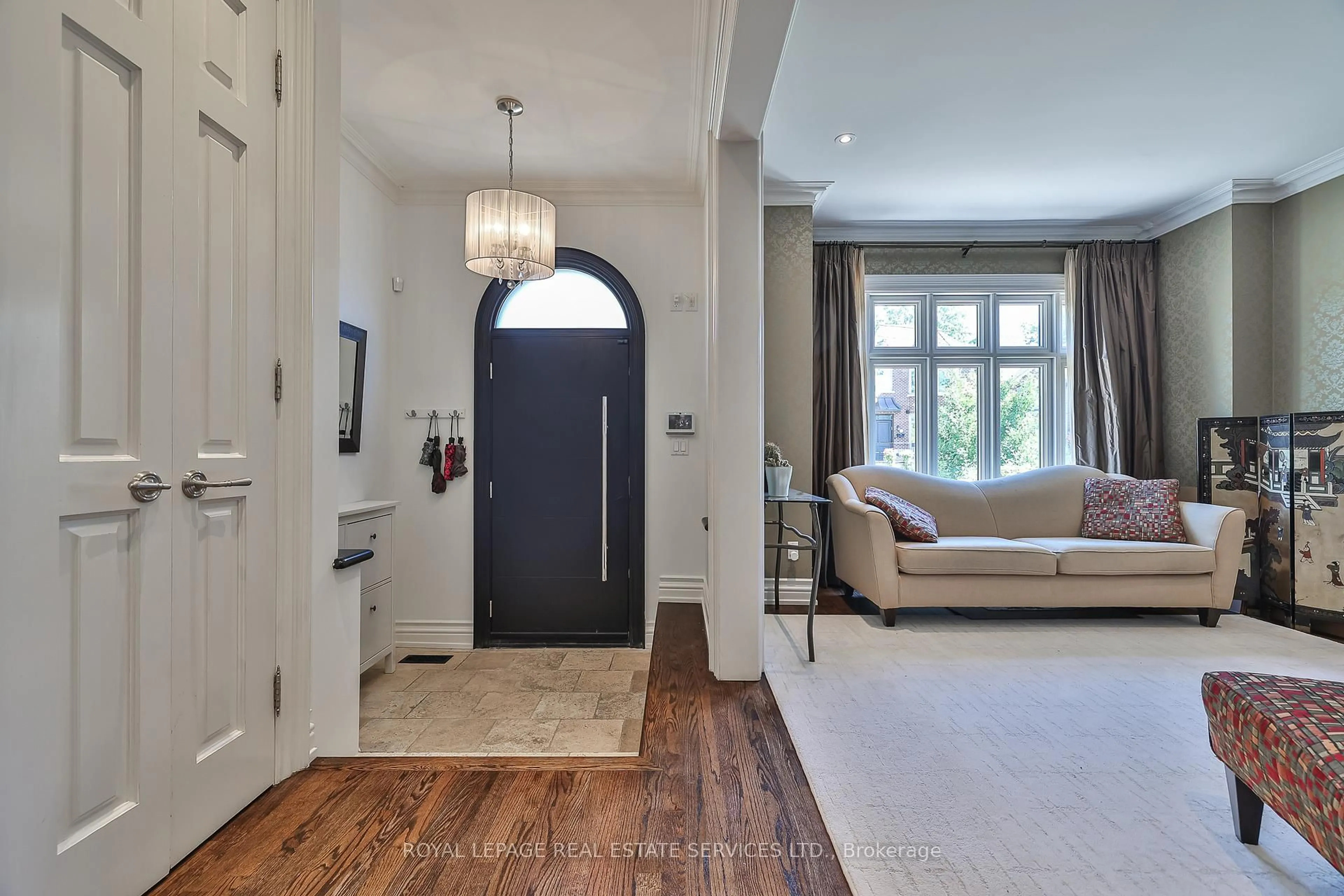 Indoor entryway for 108 Castlewood Dr, Toronto Ontario M5N 2L4