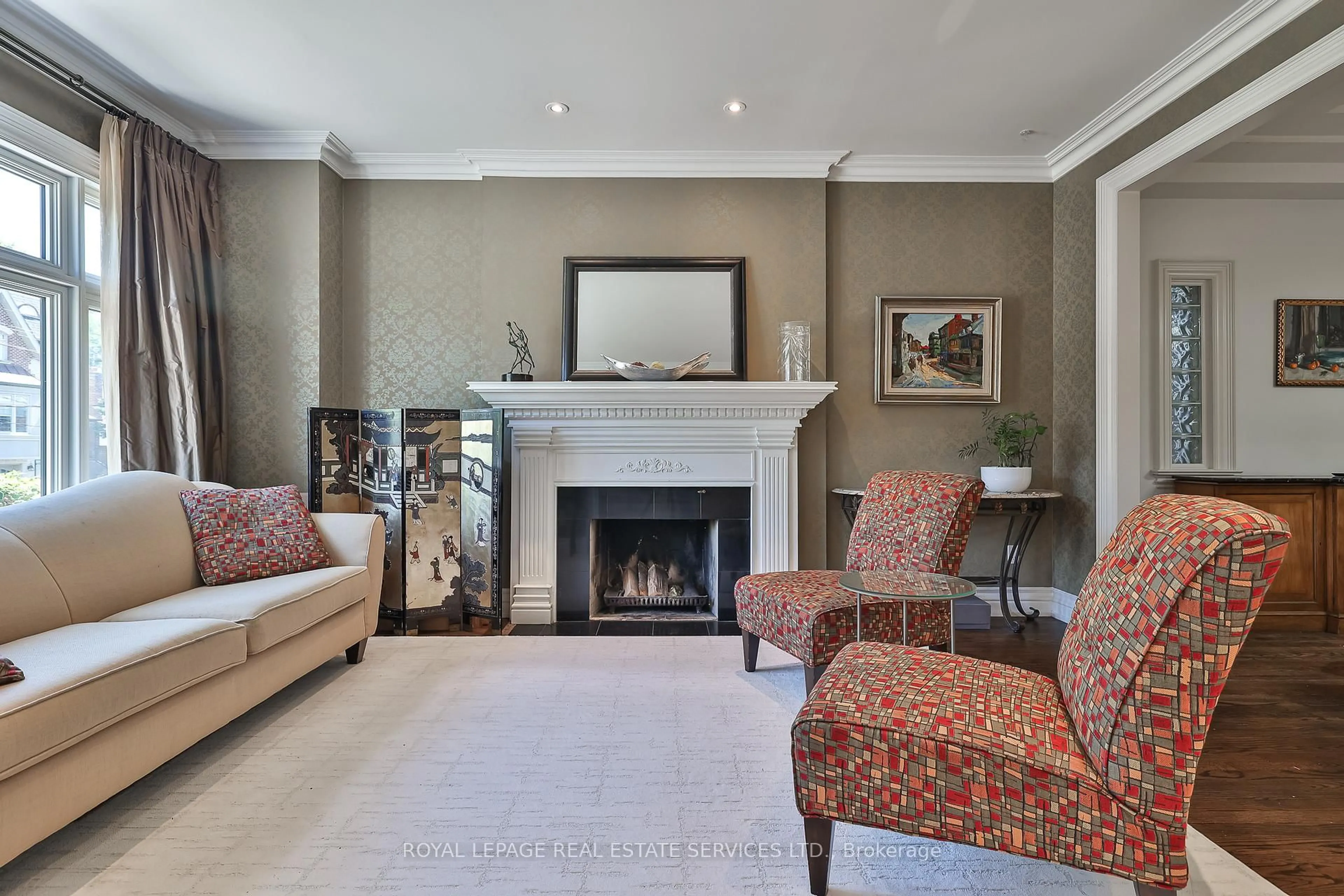 Living room with furniture, unknown for 108 Castlewood Dr, Toronto Ontario M5N 2L4